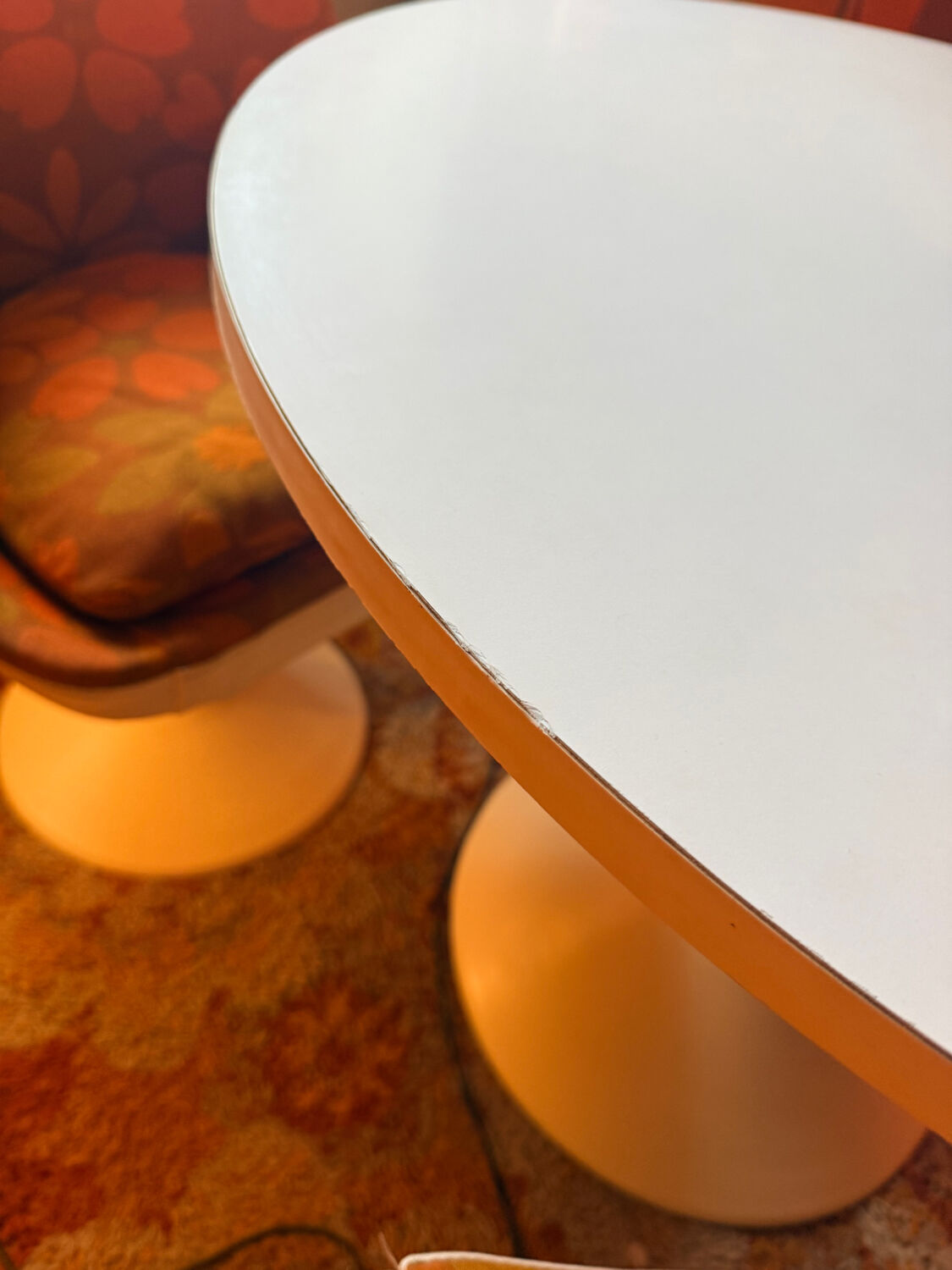 Table and tulip leg chair, vintage space age from the 70s.