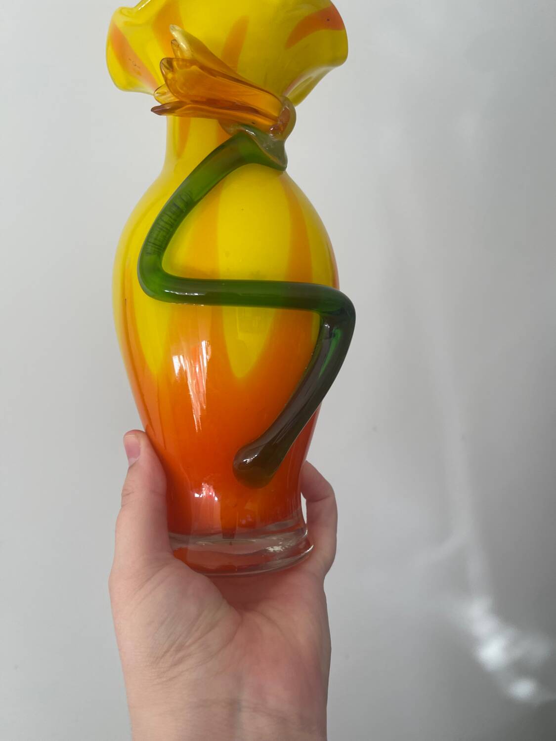 Vase en verre soufflé style Murano à décor de fleur