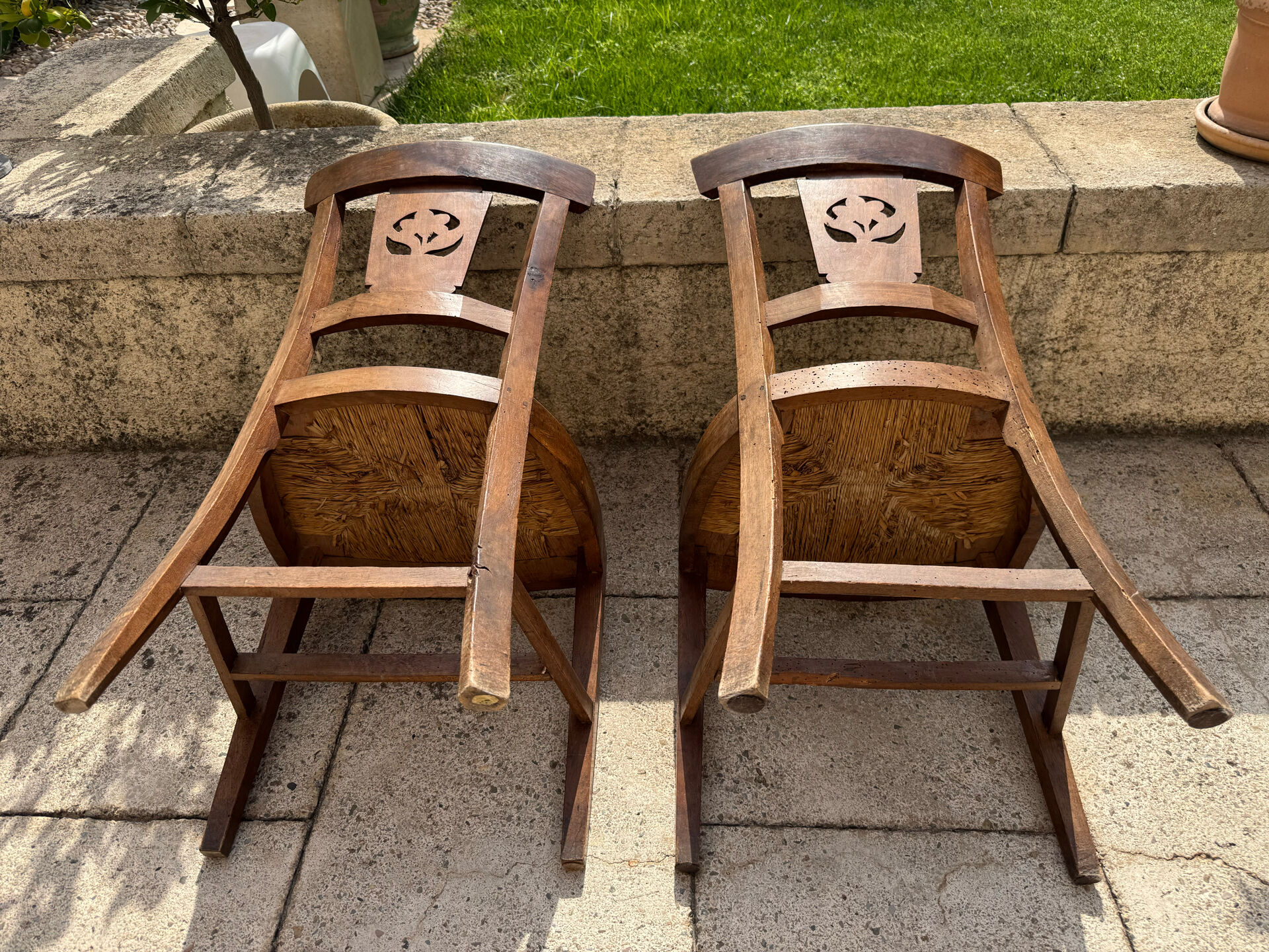 Paire de chaises artisanales xix’ en noyer et paillage