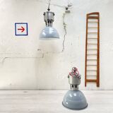 Paire de lampes industrielles.
