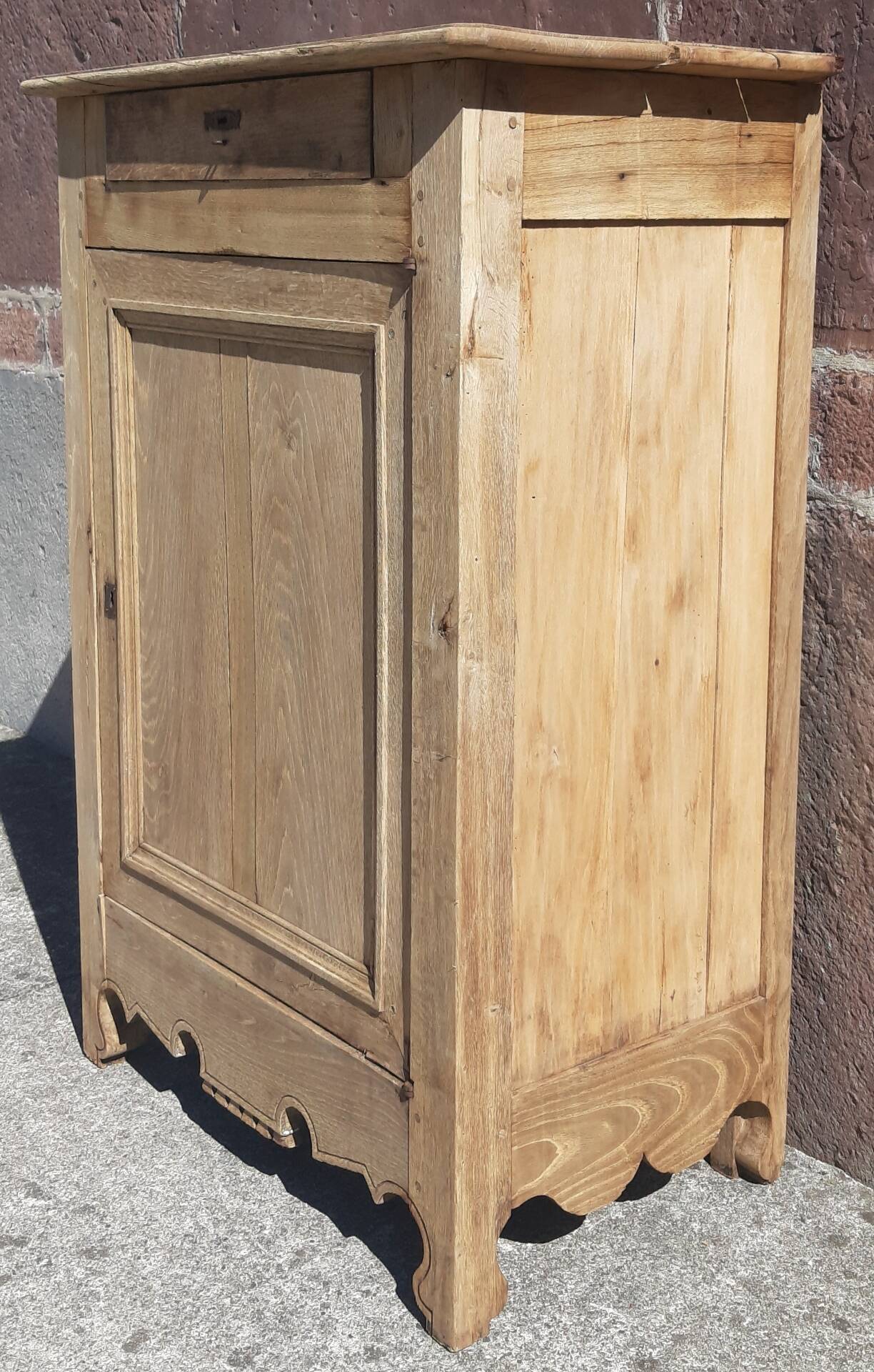 Confiturier or sideboard.
