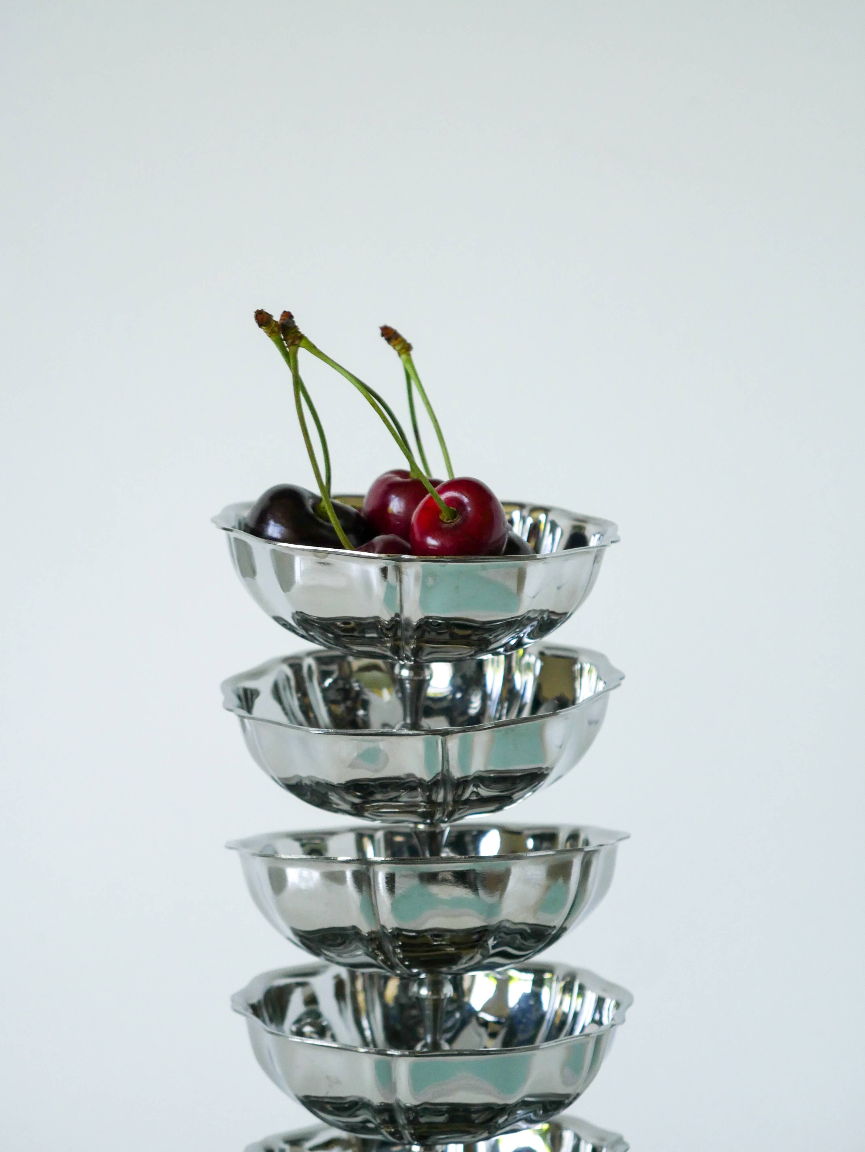 Set of 6 small, very elaborate stainless steel bowls with fine legs, mid-height, Design, 1970