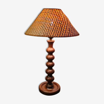 Lampe bois tourné avec veinage marquer et abat jour rotin 1950 a 70     ,50 x31 cm