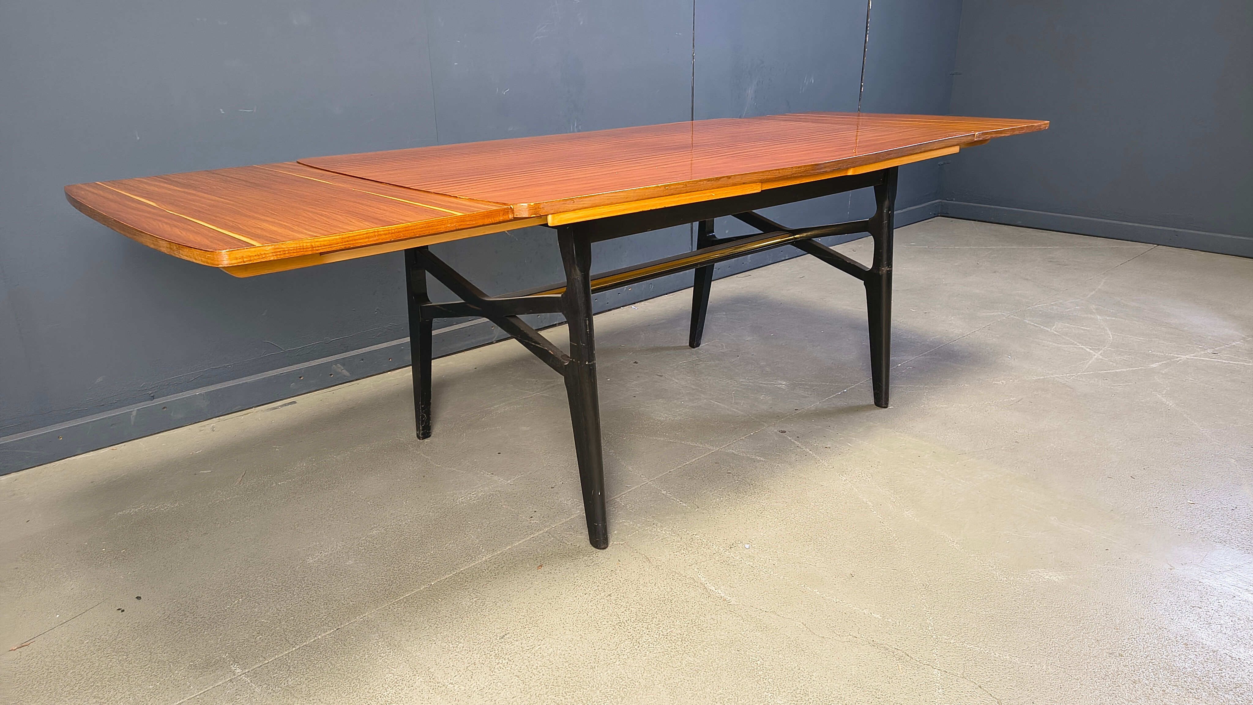 Table à manger extensible italienne des années 1950.