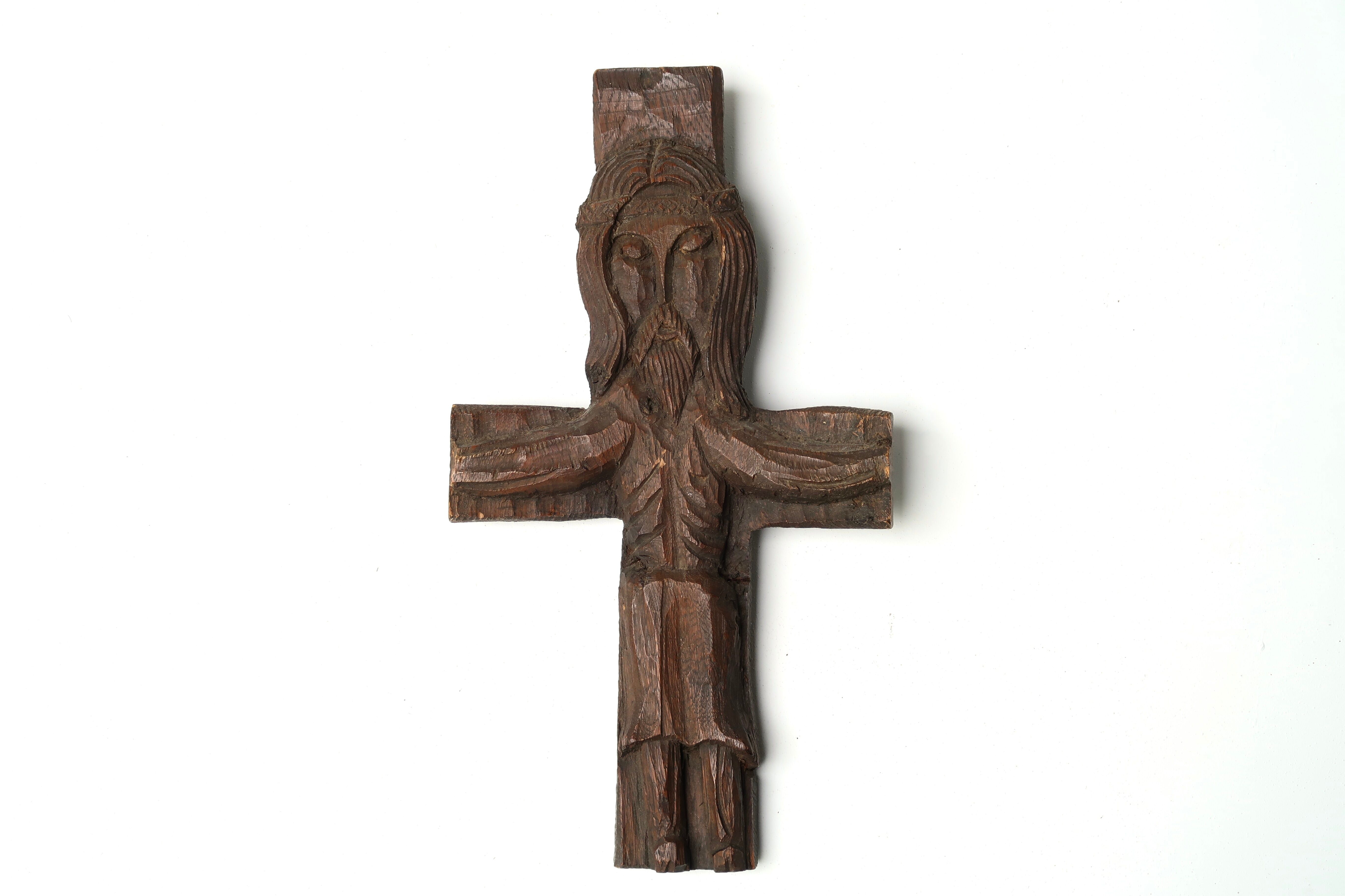 Crucifix mural art populaire sculpté dans le bois