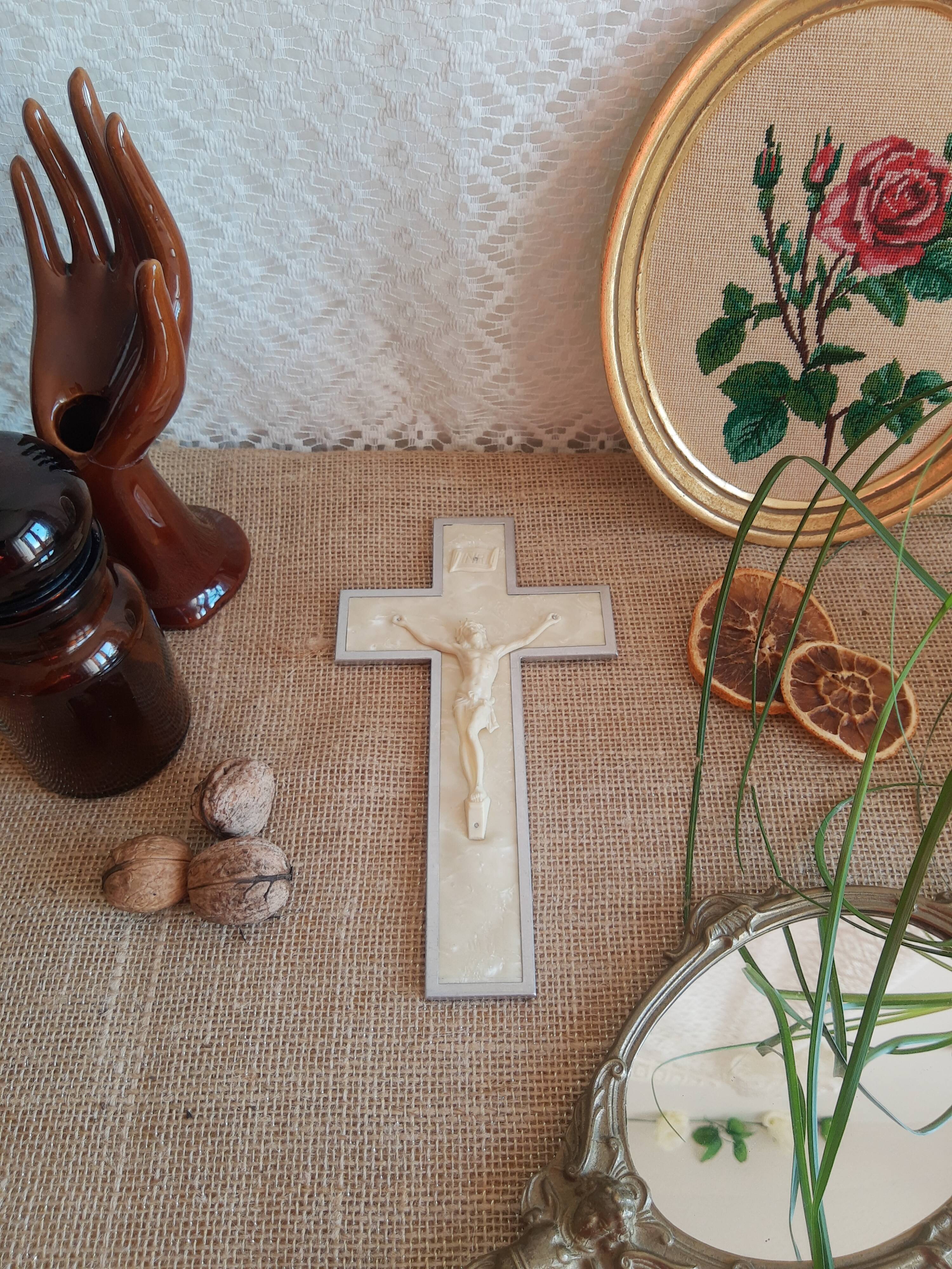 Crucifix en aluminium vintage