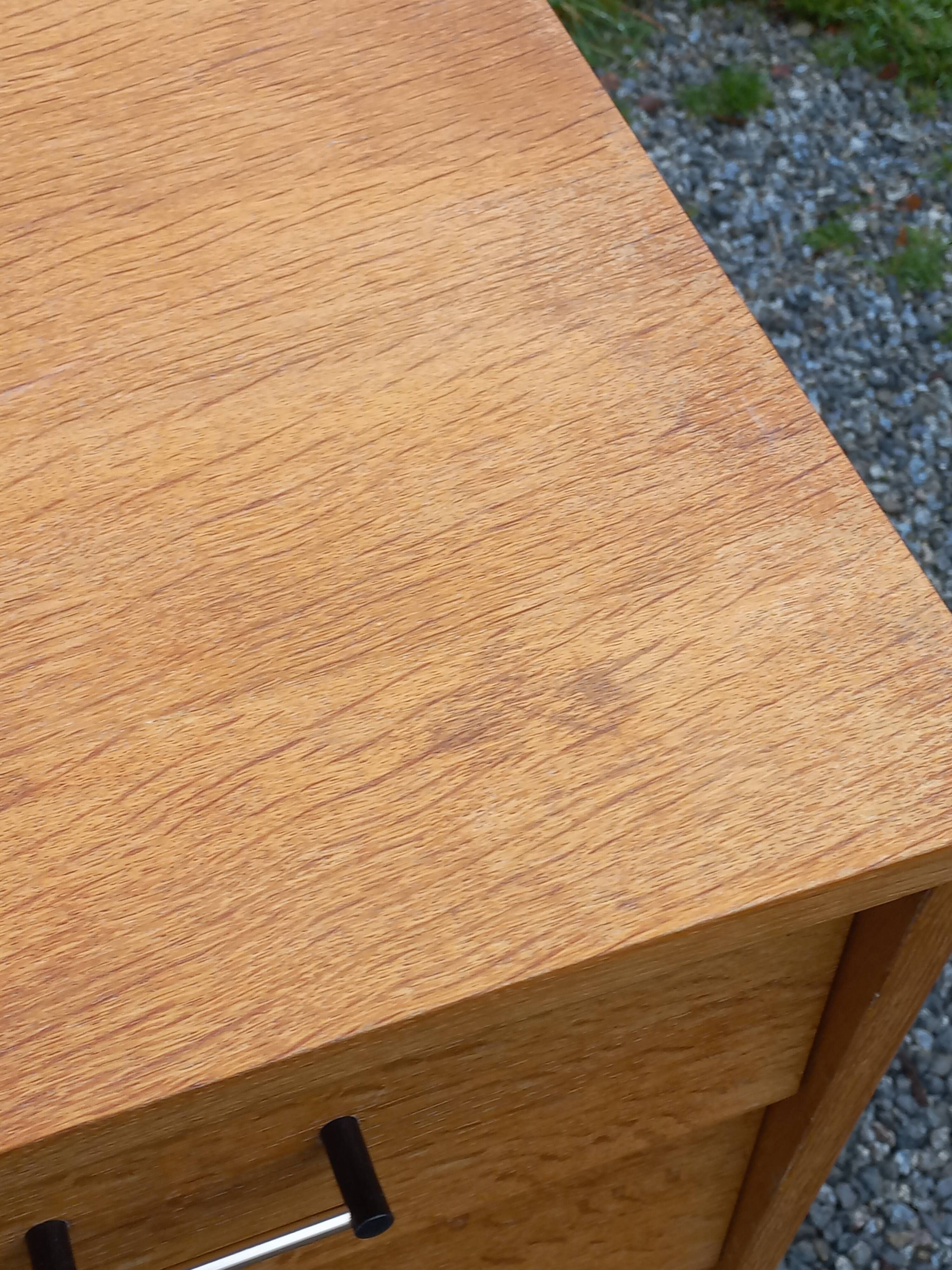Vintage oak chest of drawers with 4 drawers from the 1960s.