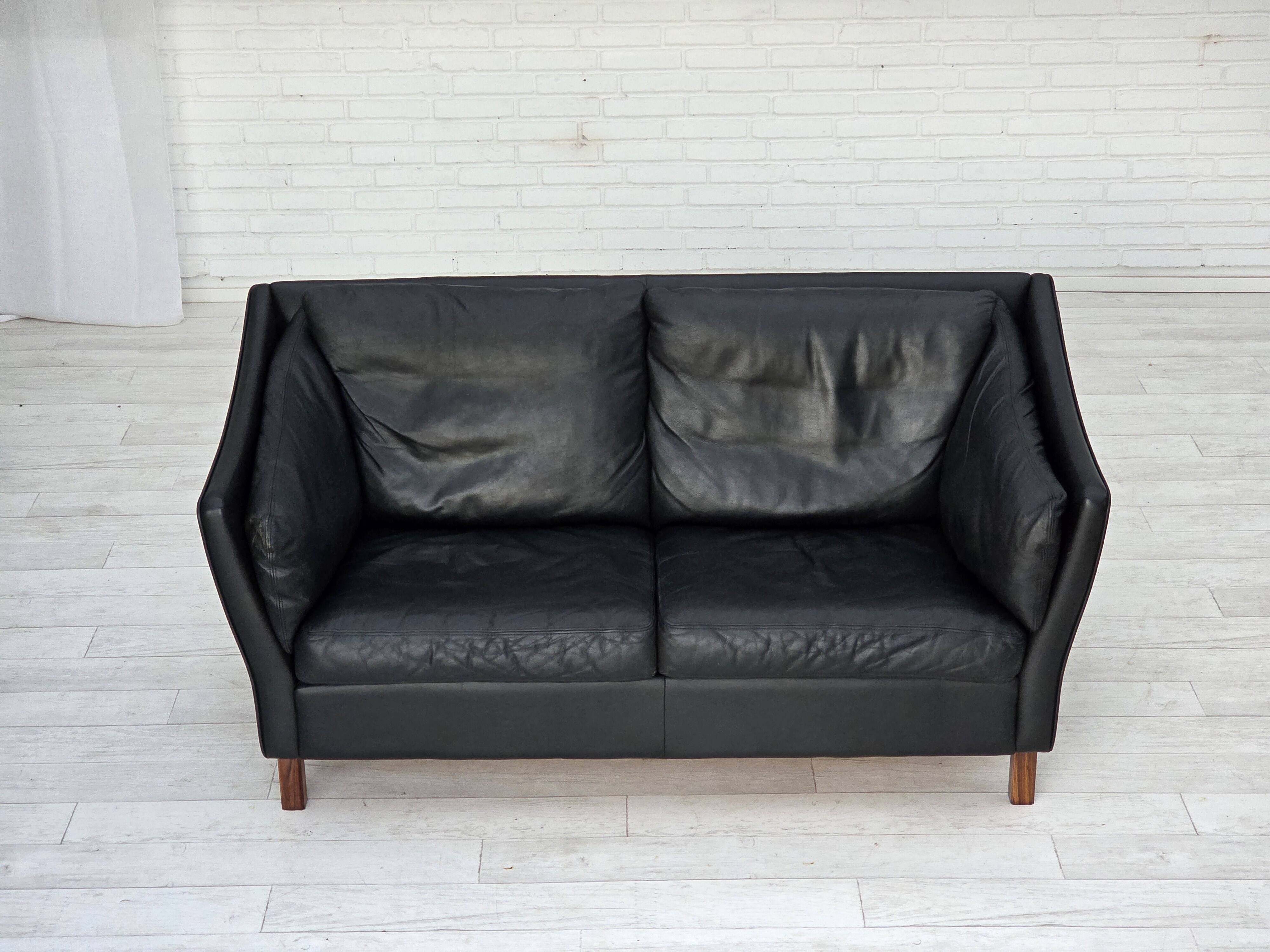 Canapé danois 2 places des années 1970, cuir d'ameublement noir d'origine, bois de teck.