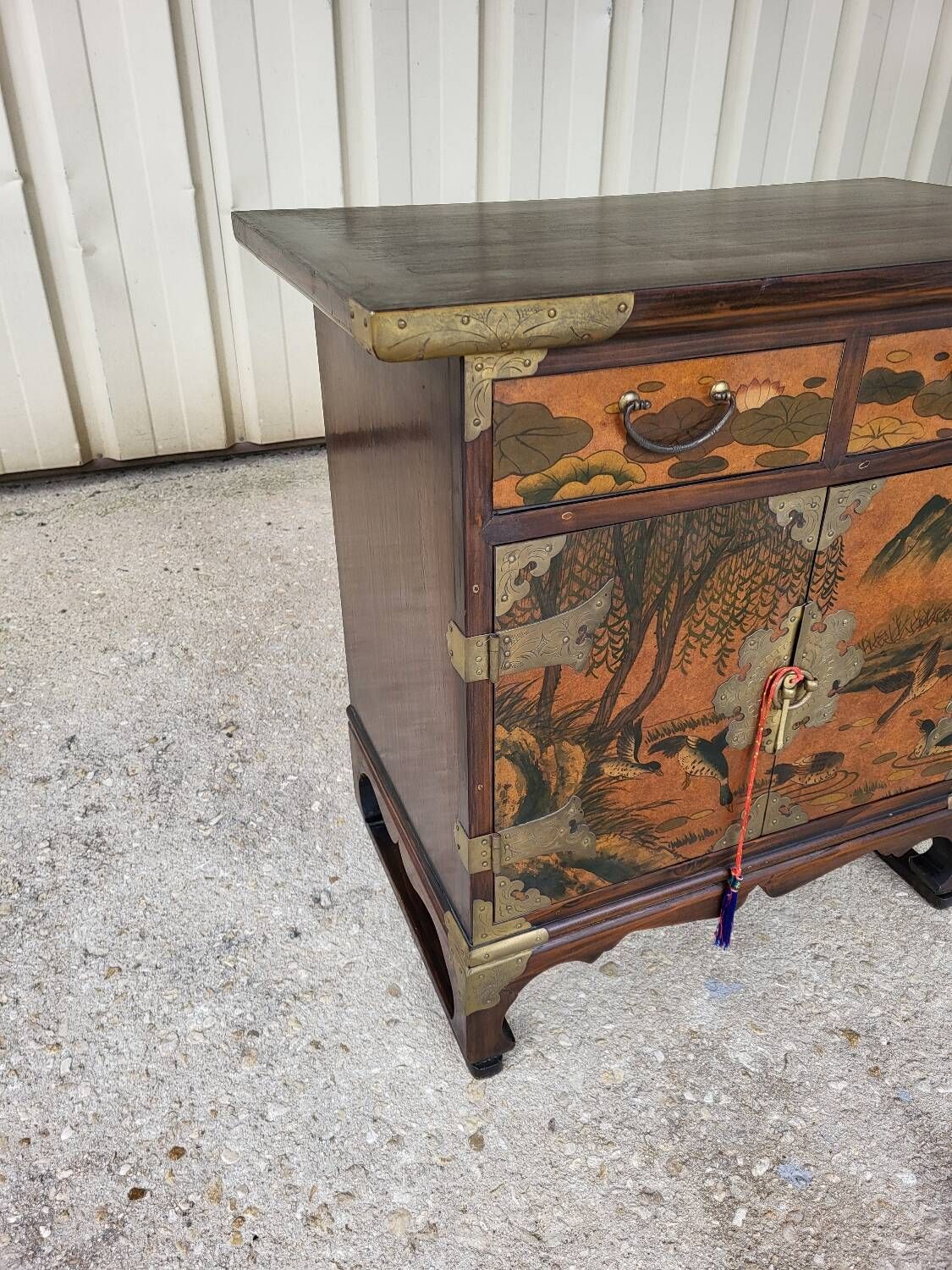 Small Chinese cabinet h 62 cm, 62cm x 37 cm 2 drawers, 2 doors