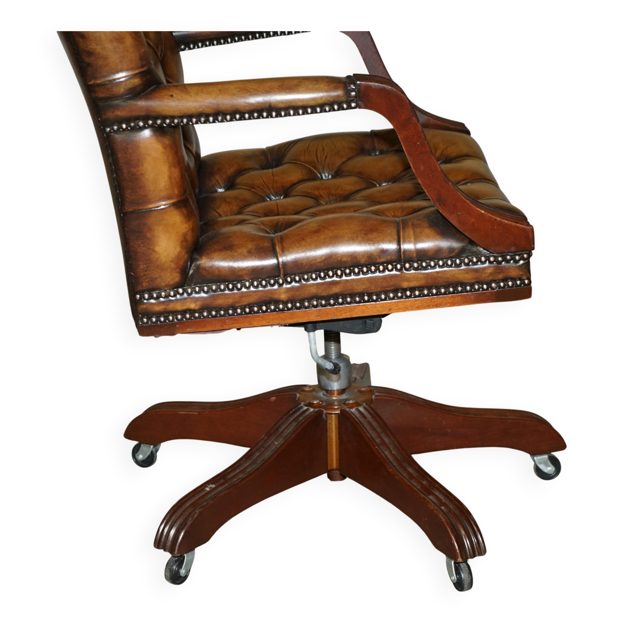 Chaise Chesterfield capitane restaurée en cuir