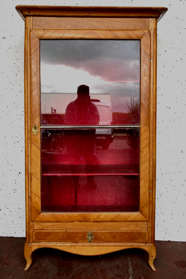 Vitrine de style Louis XV en bois de merisier et placage XIX siècle