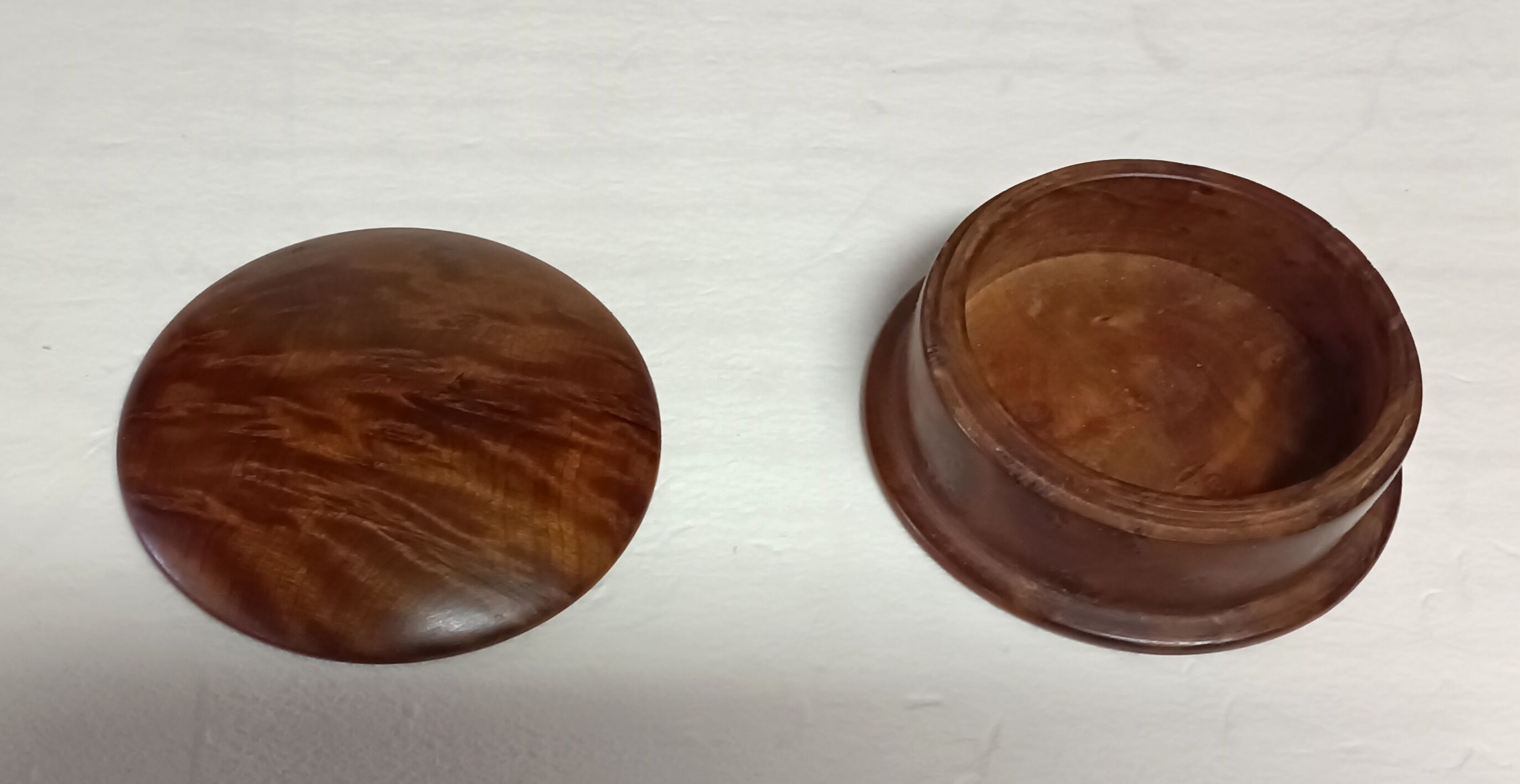 Round box magnifying glass