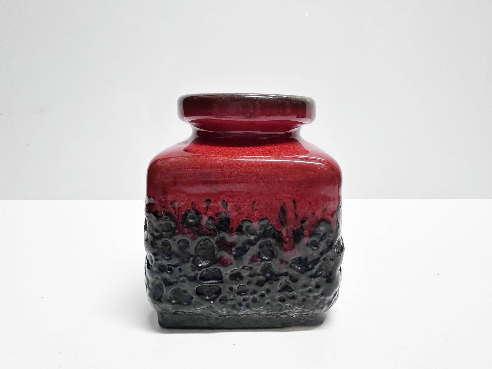 Suite de quatre vases céramique modernistes. Allemagne, années 60 et 70.