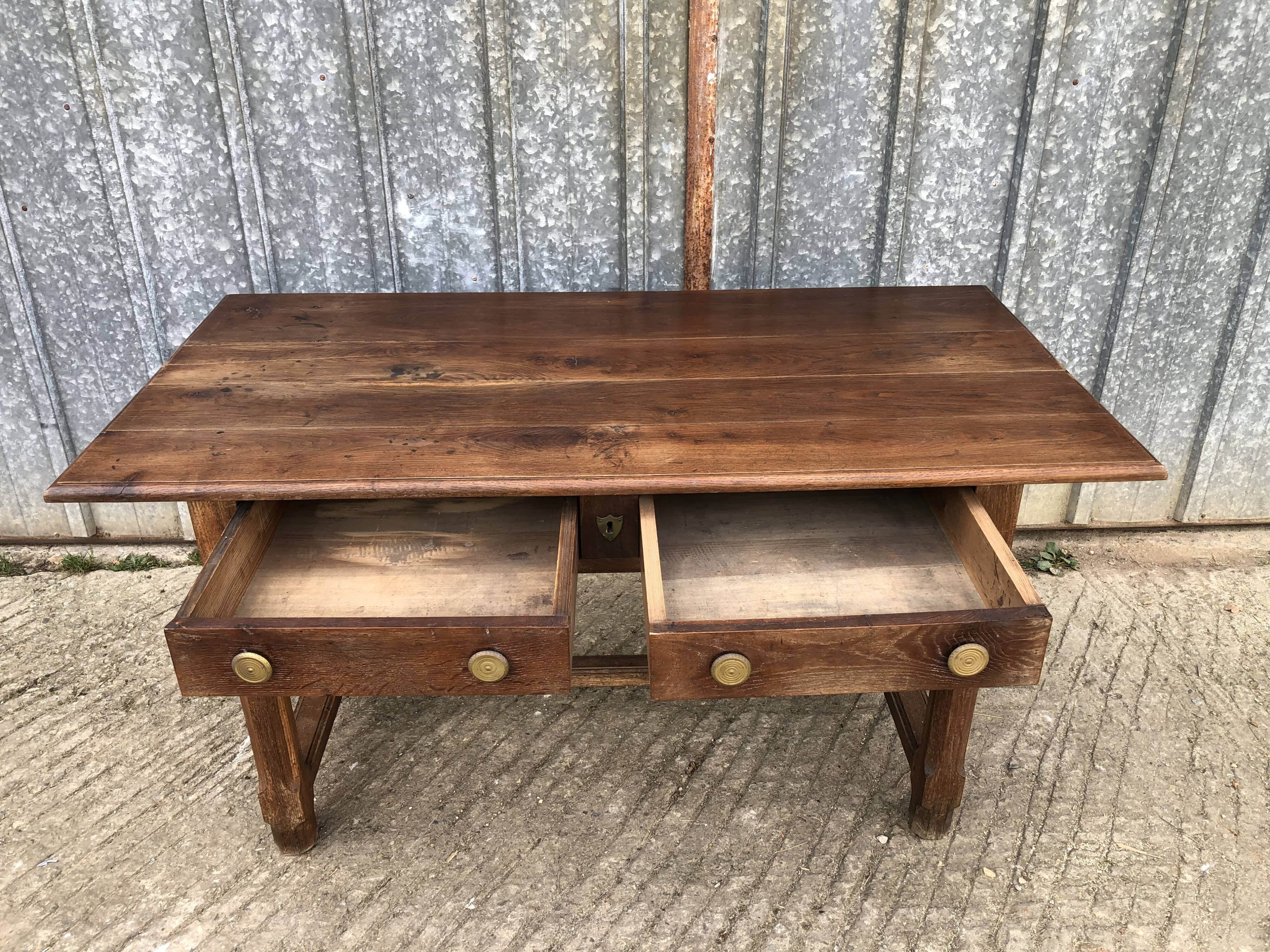 Table ancienne à barre à chat en chêne massif avec 2 tiroirs de face.