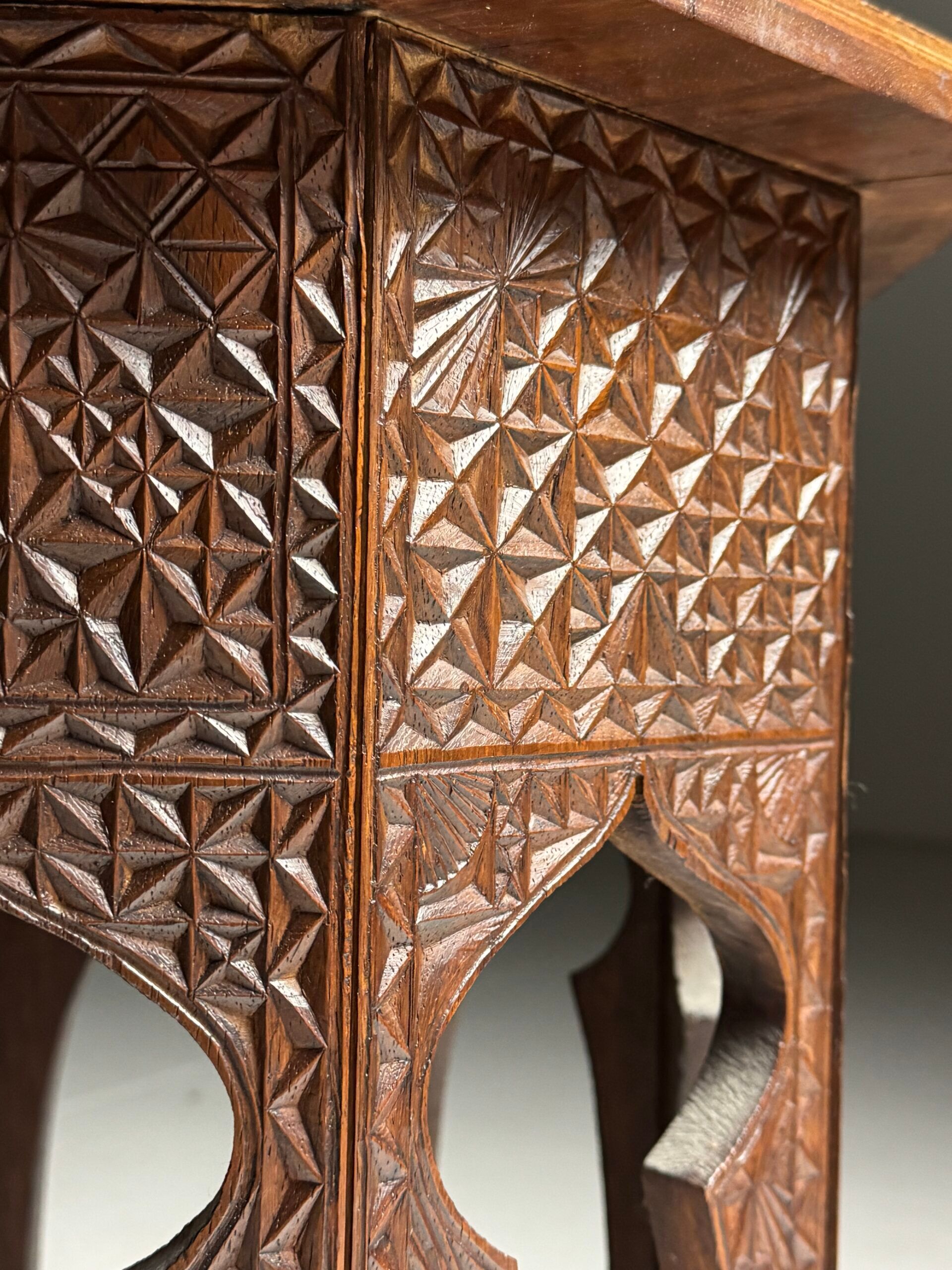 Table d'appoint anglo-indienne vers 1900