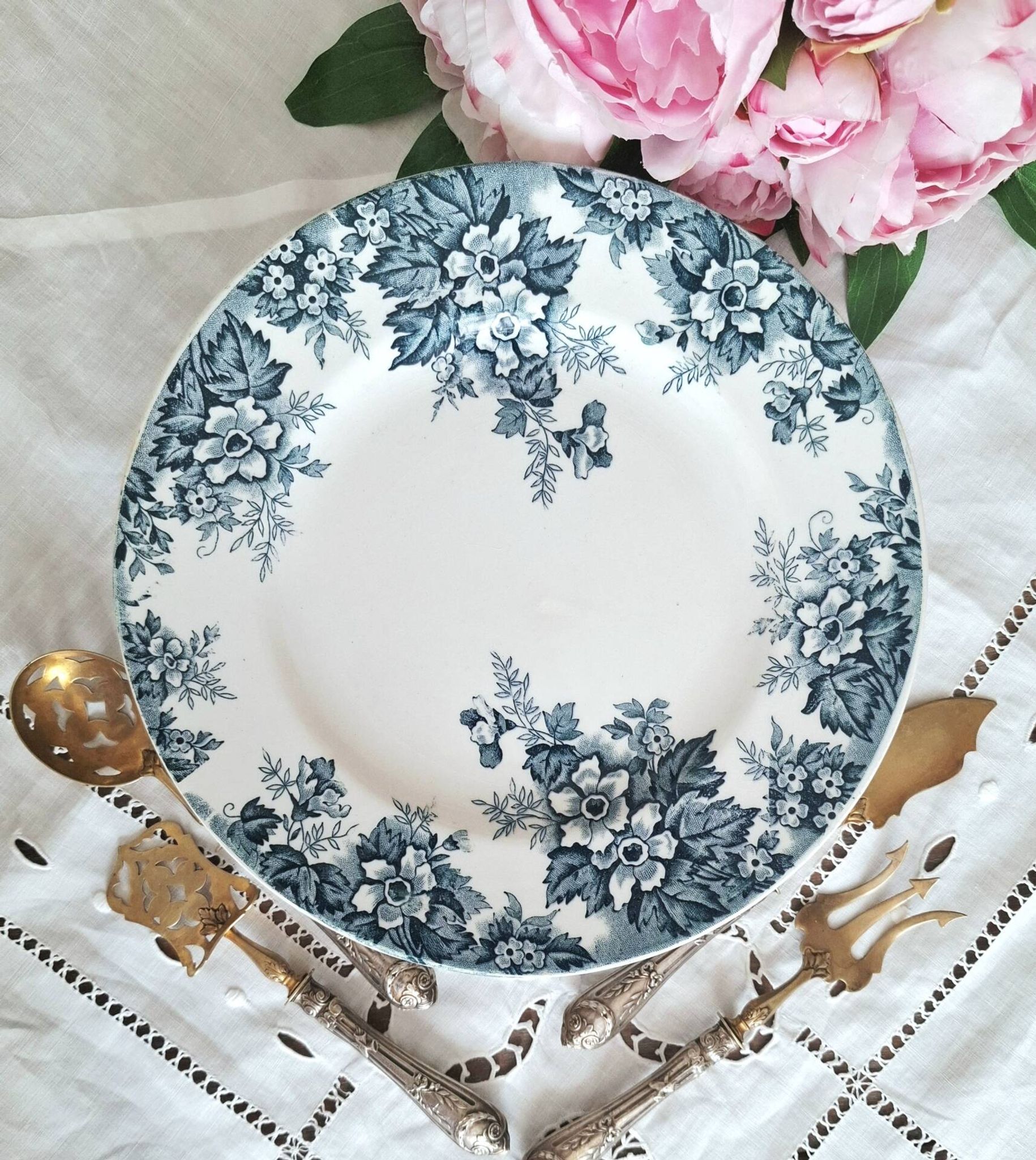 Assiette montée ancienne en faïence terre de fer