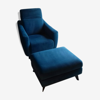 Armchair and its blue velvet pouf