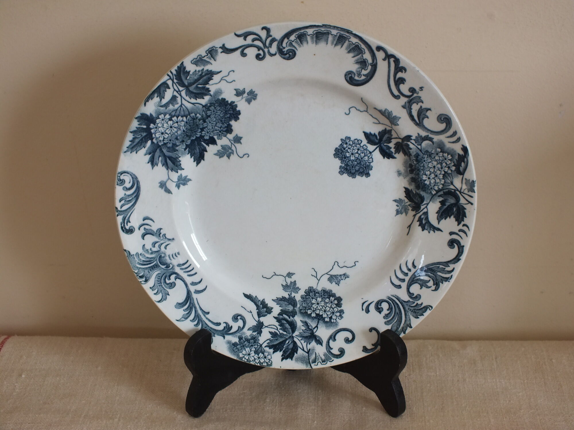 7 flat plates in Terre de Fer St Amand model Boule de Neige