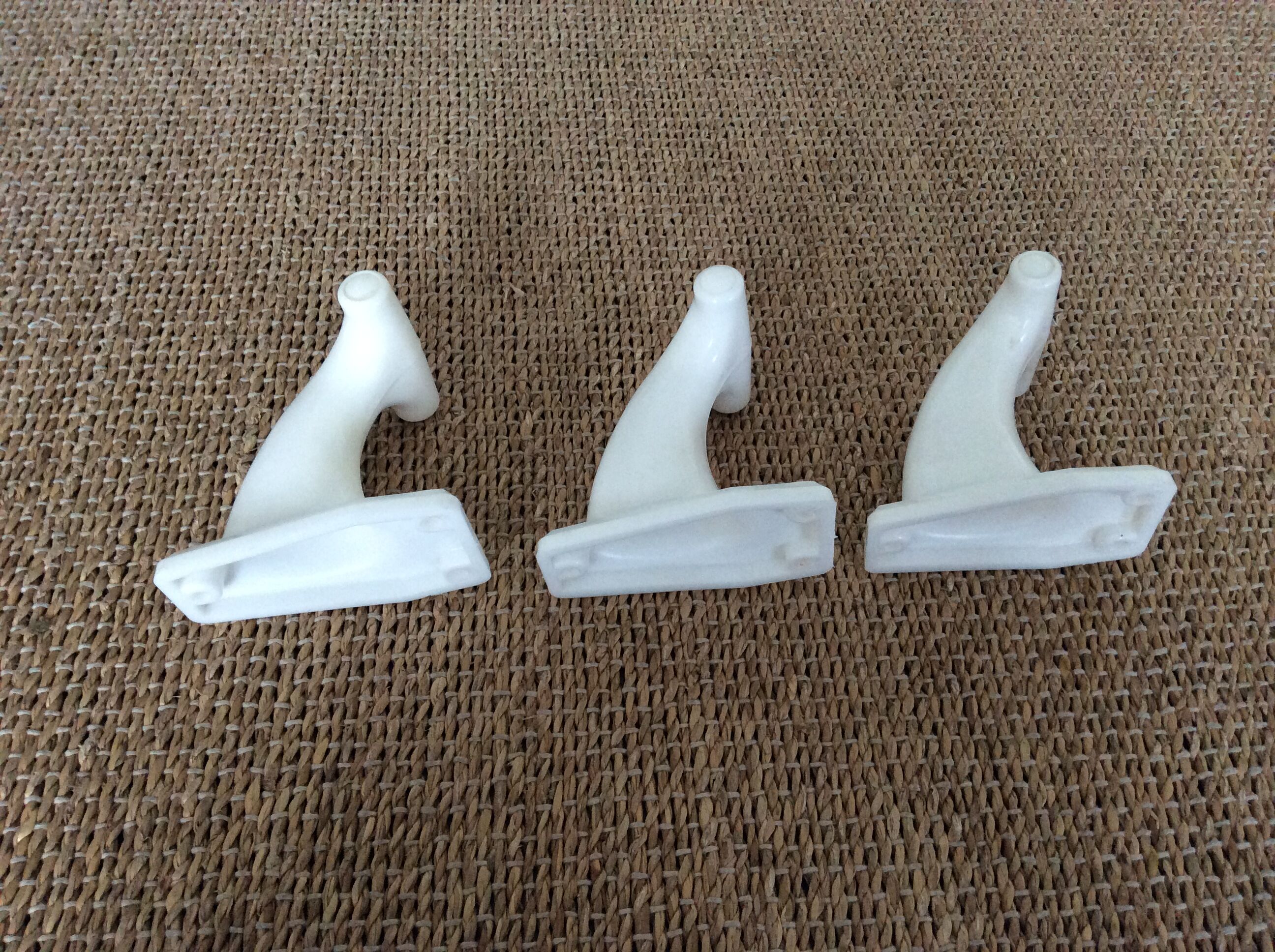Series of 3 plastic hooks