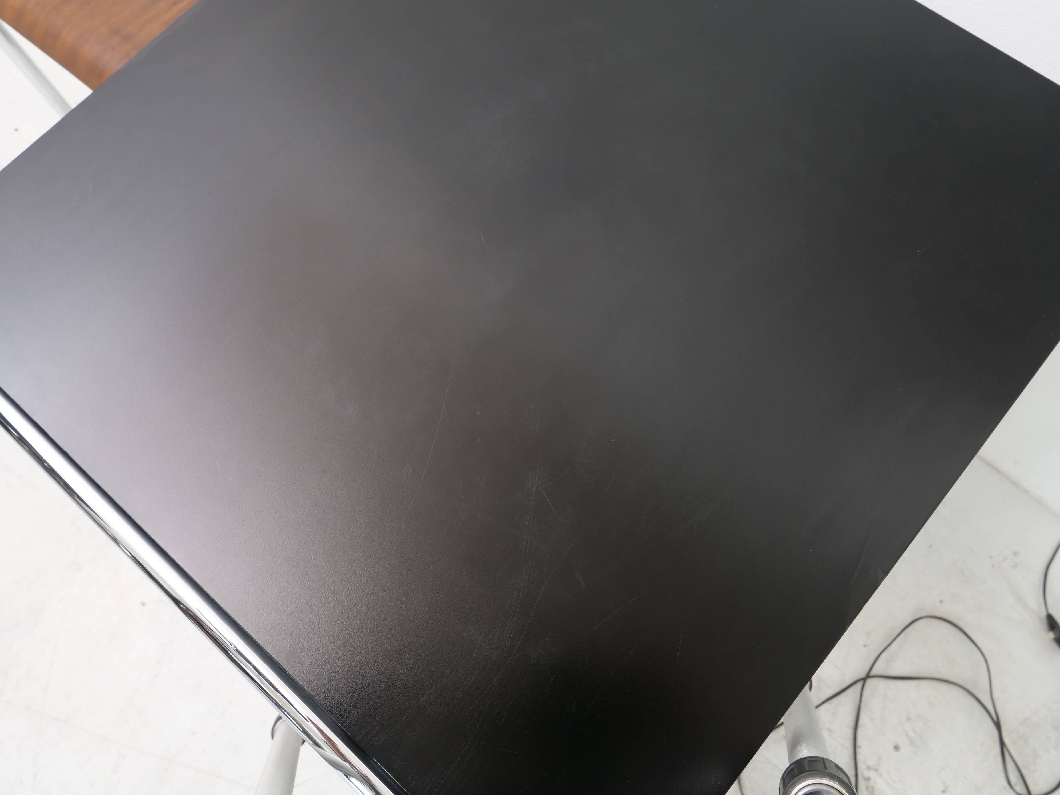 Bauhaus design table model Jean by Eileen Gray