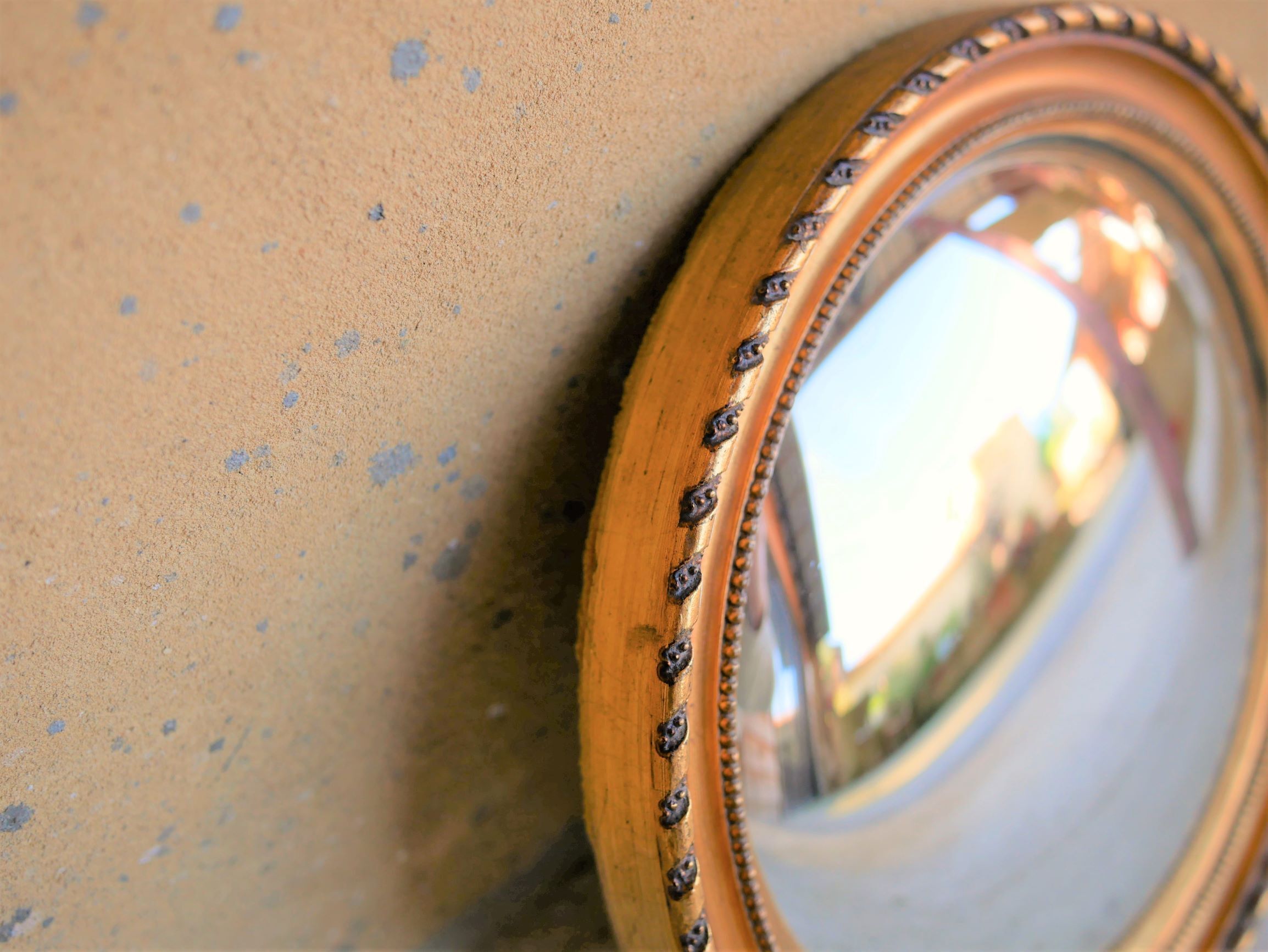 Witch mirror in gilded wood 24x24cm