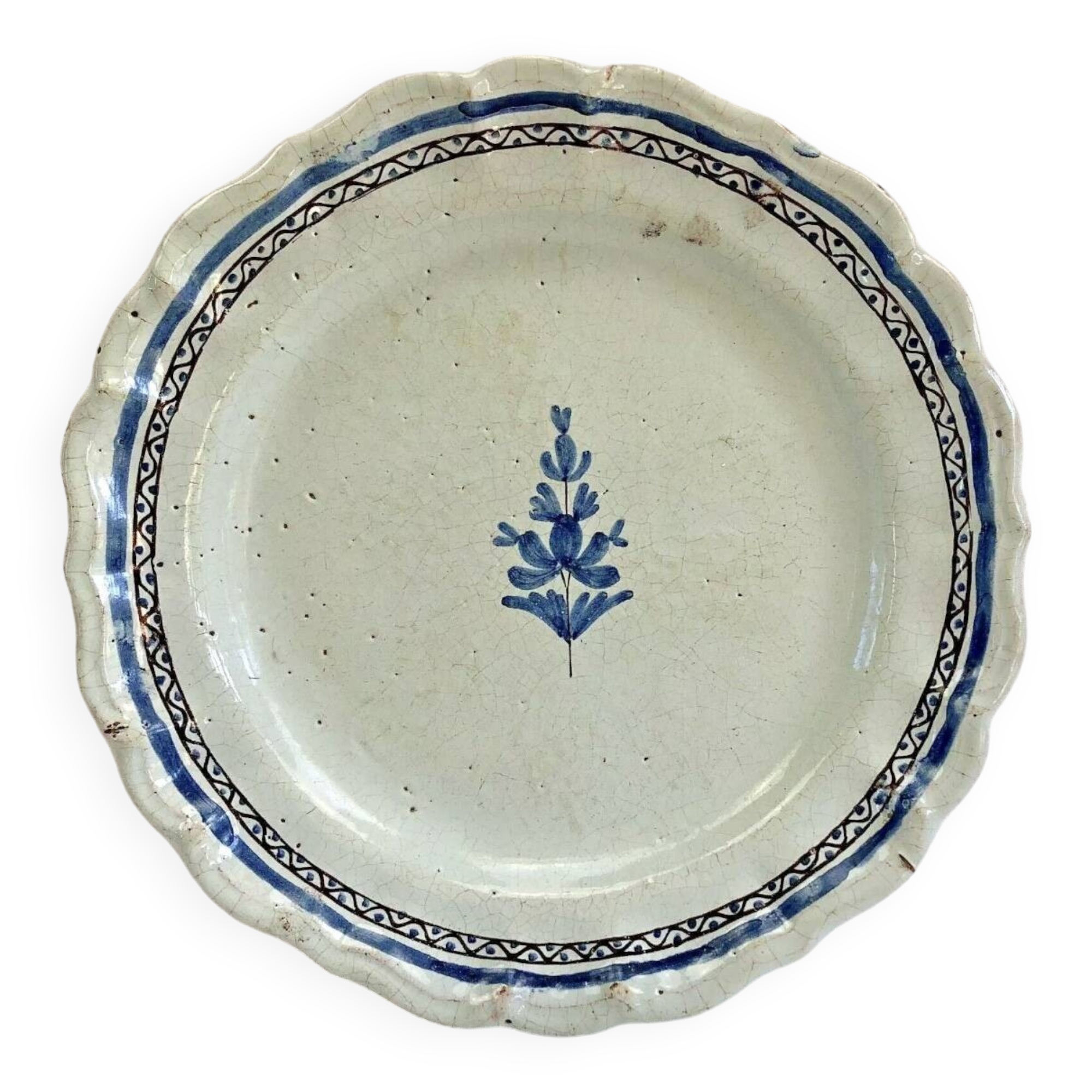 Old semi-hollow round dish XVIII Forges les eaux Rouen cul noir