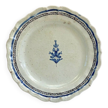 Old semi-hollow round dish XVIII Forges les eaux Rouen cul noir