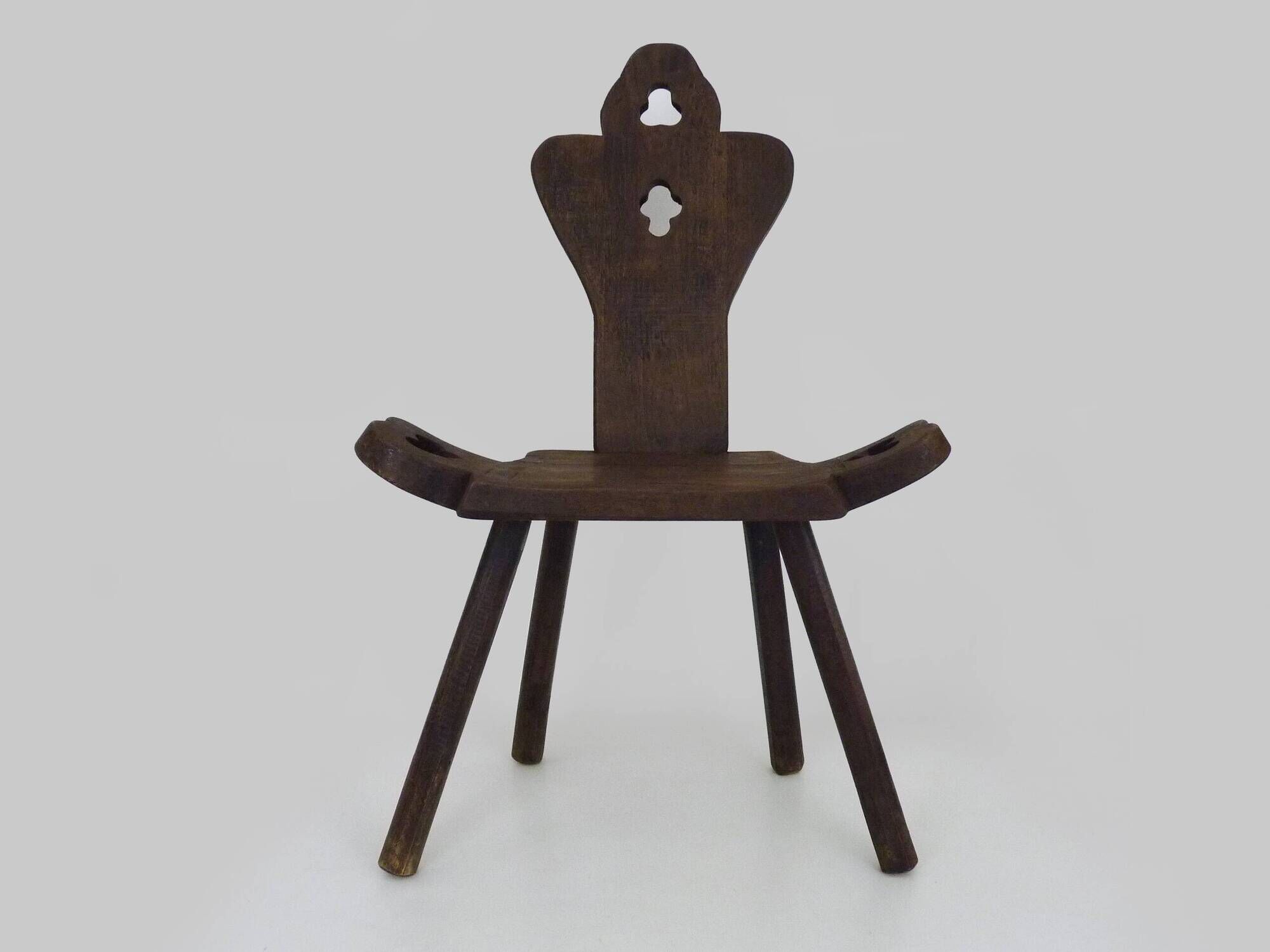 Brutalist tripod chair in raw wood. Solid wood chair. 1960s.