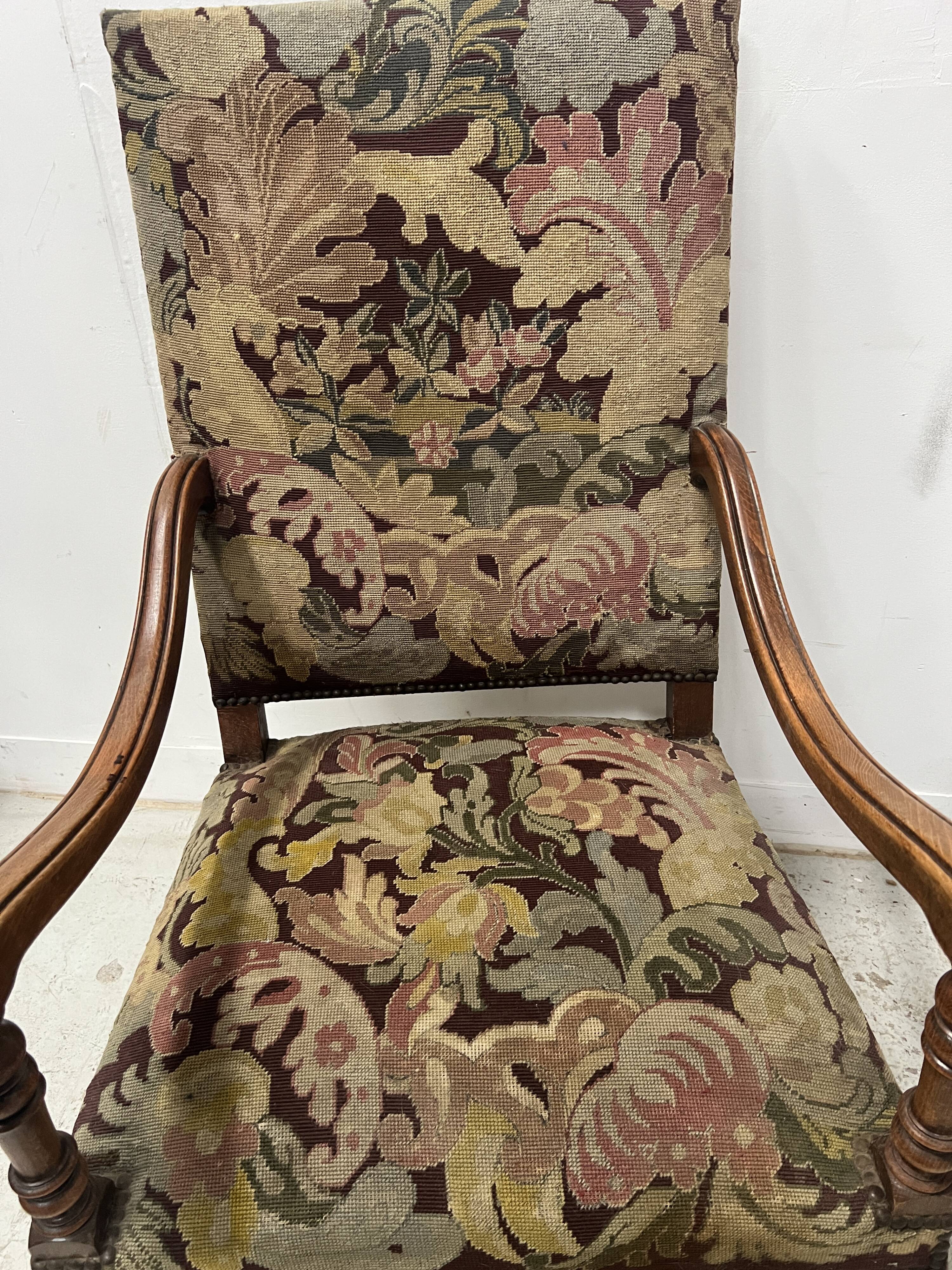 Paire de fauteuils de style Louis XIII a haut dossiers plats XX siècle