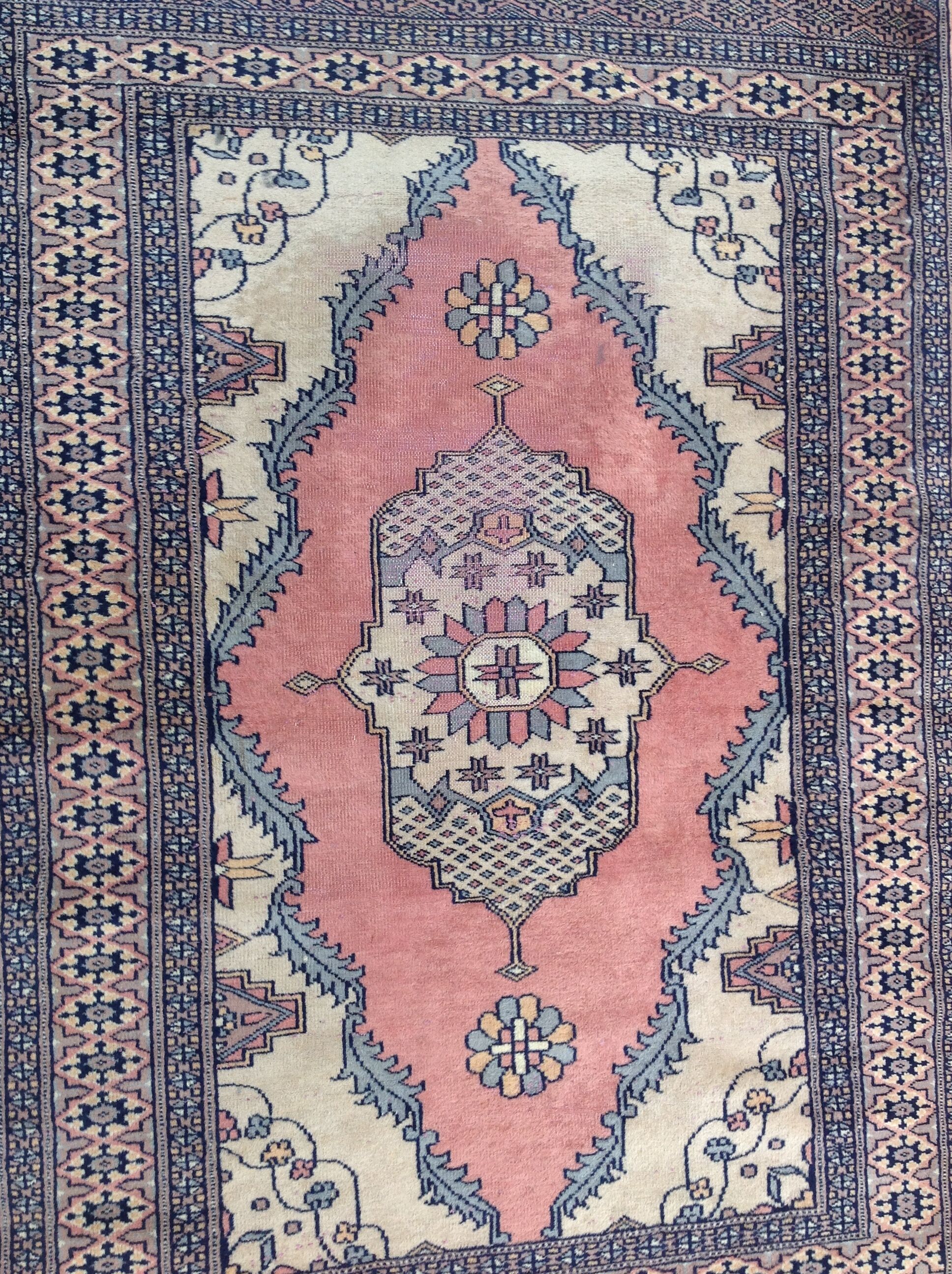 Rectangular oriental rug 153 x 91 cm