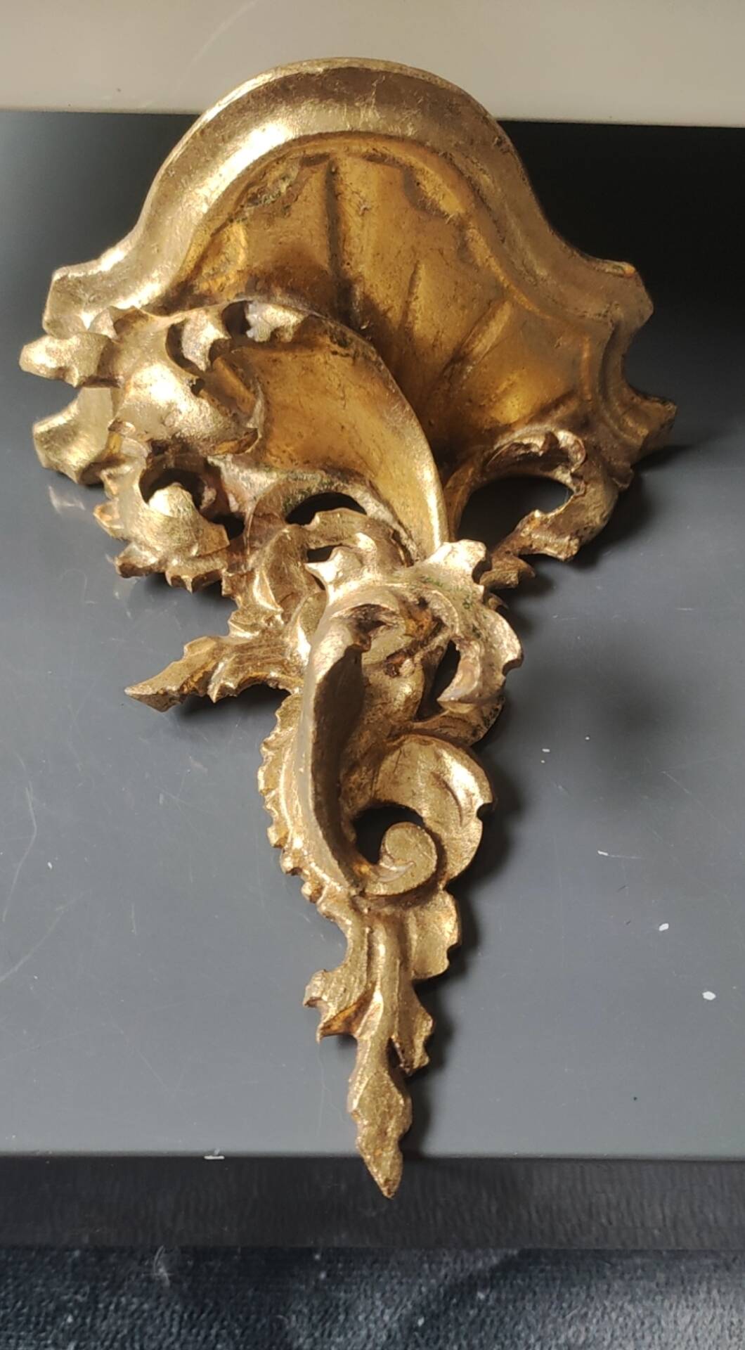 Small Italian/Baroque wall-mounted console. In gilded wood.