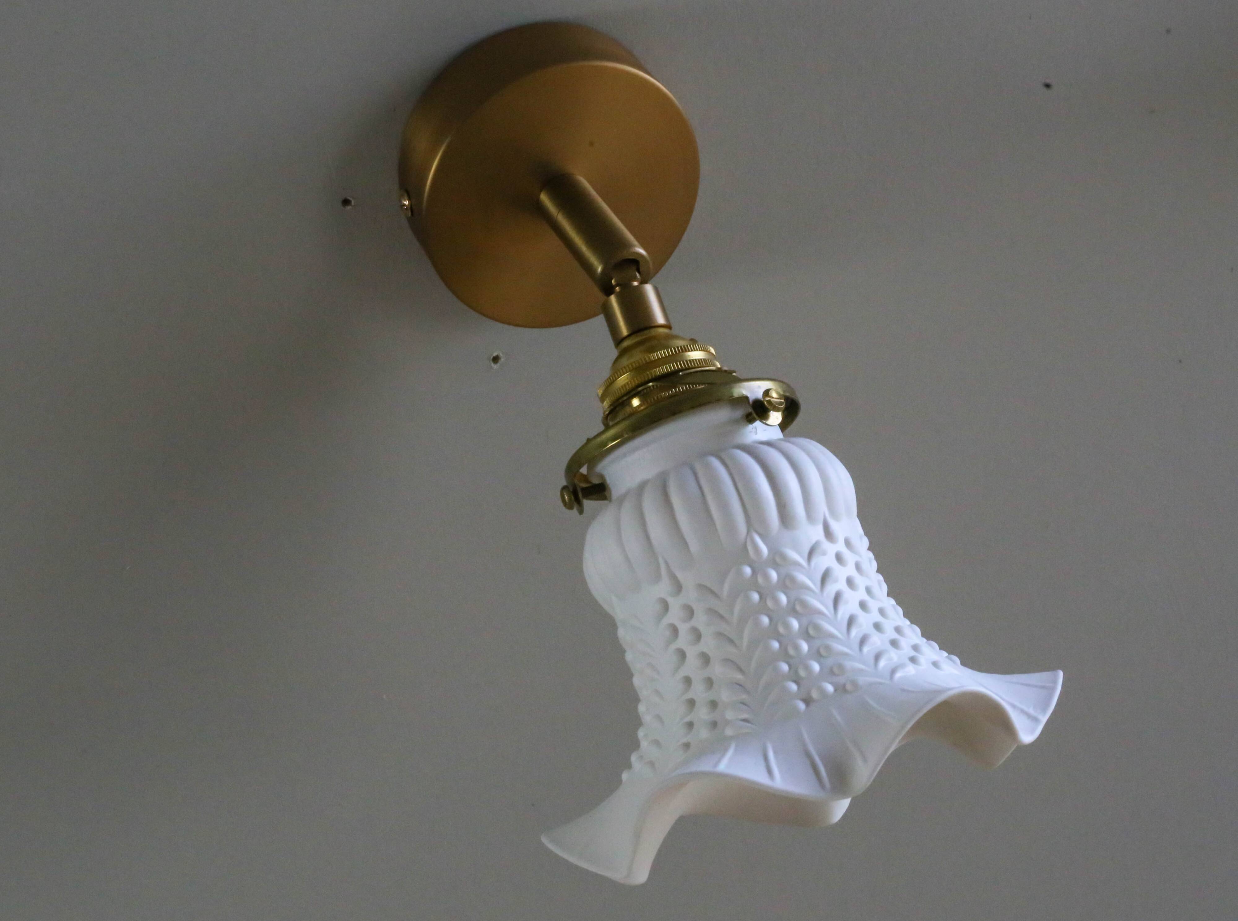 Antique wall light in white painted glass - metal support