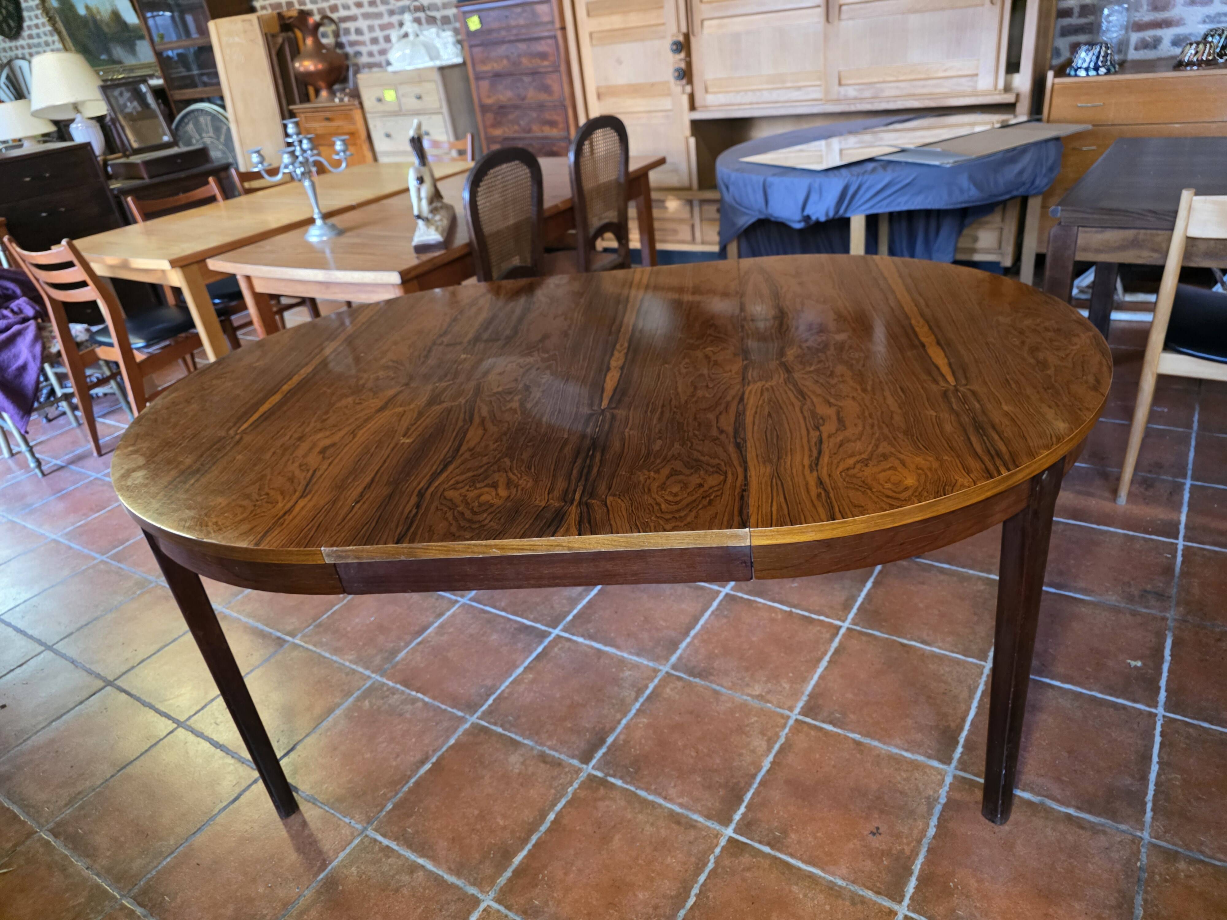 Scandinavian extendable table in rosewood from the 1960s, with 2 extensions.