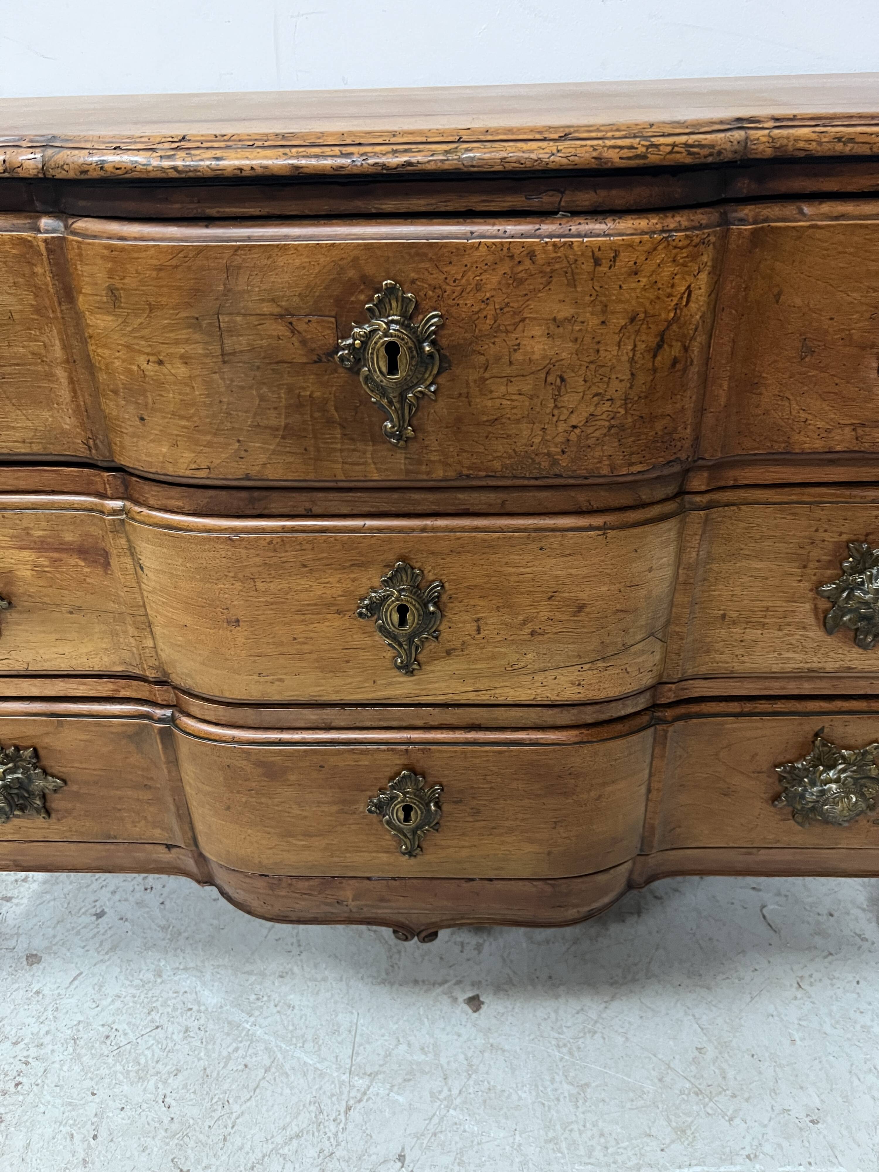 Louis XV commode with three drawers in solid walnut, 18th century