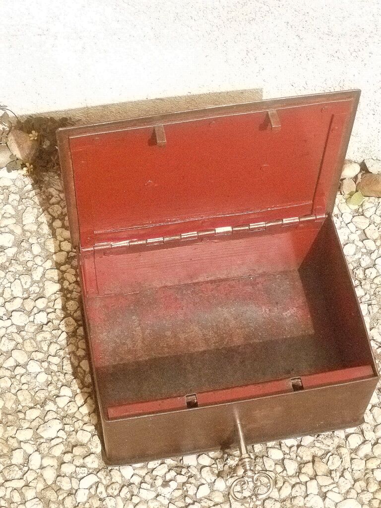 Cash register, metal safe with key
