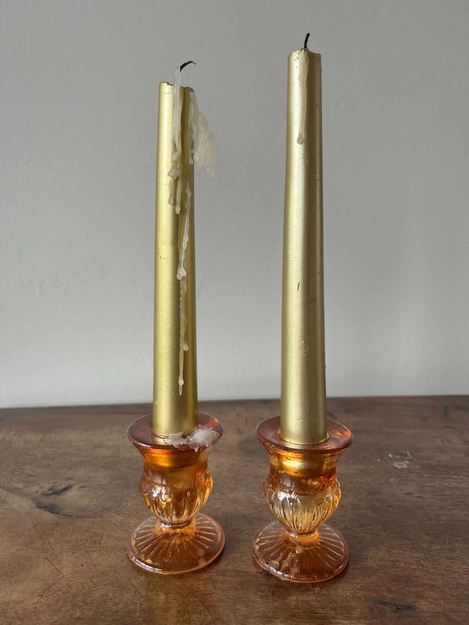 Set of 2 glass candle holders with candles