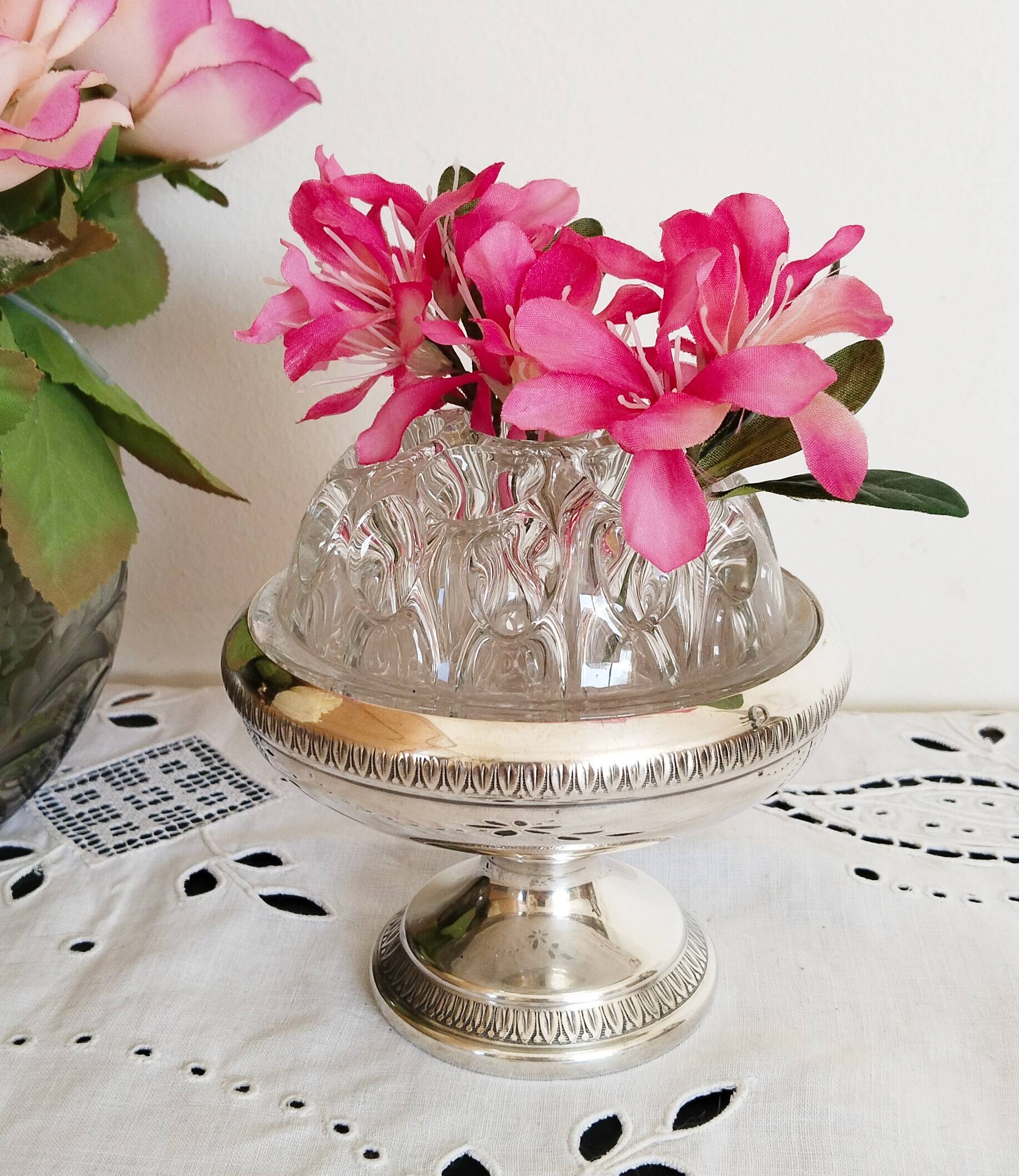 Pique fleurs à piedouche en métal argenté et verre , grenouille