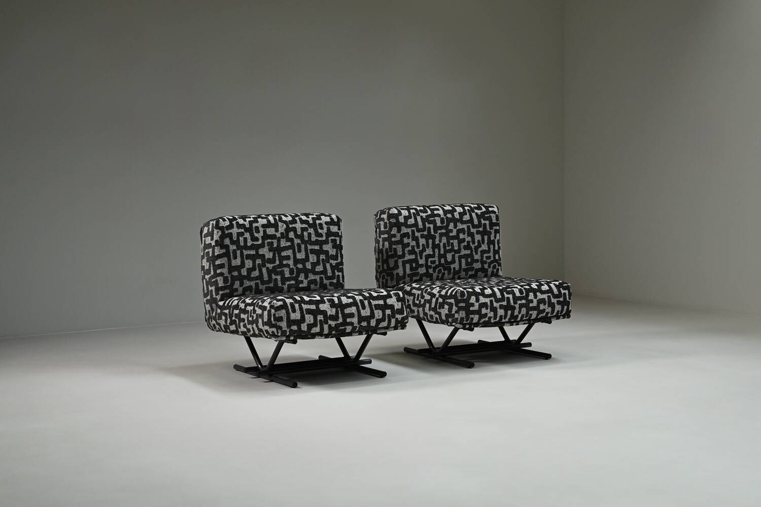 Set of 2 Jacquard postmodern lounge chairs, 1980s Italy.