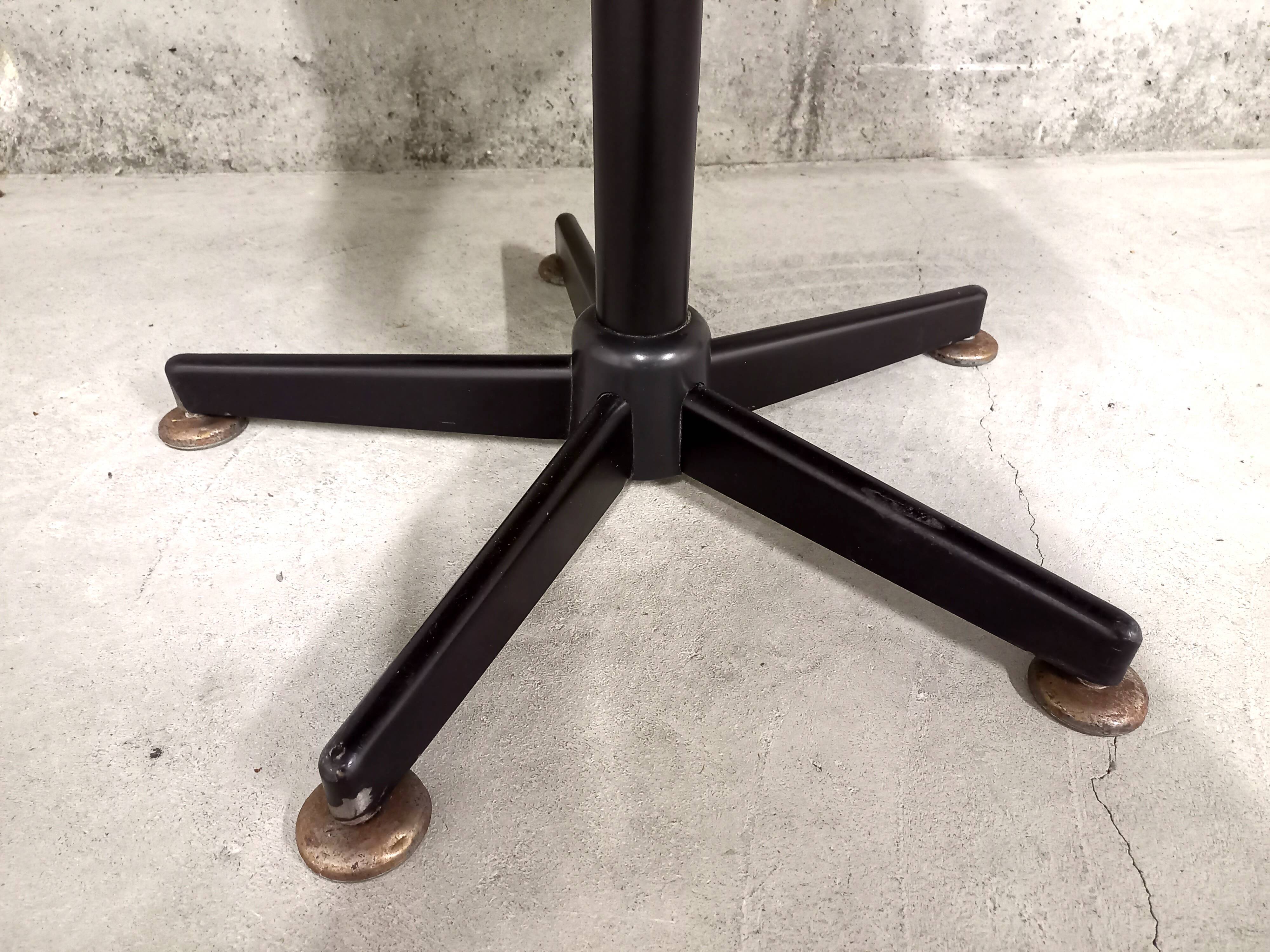 Vintage 70s swivel office chair in skai and black metal