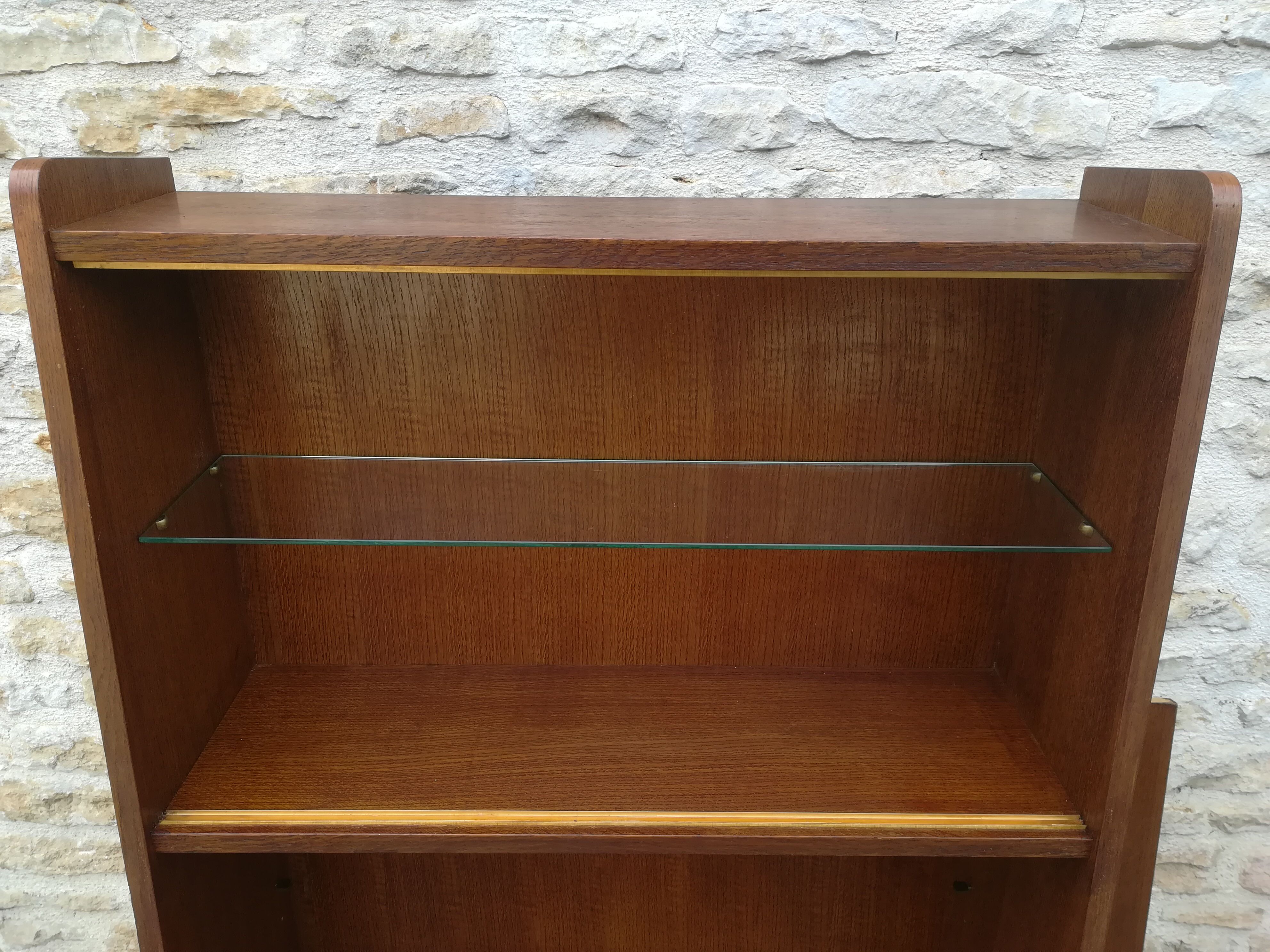 Vintage showcase library