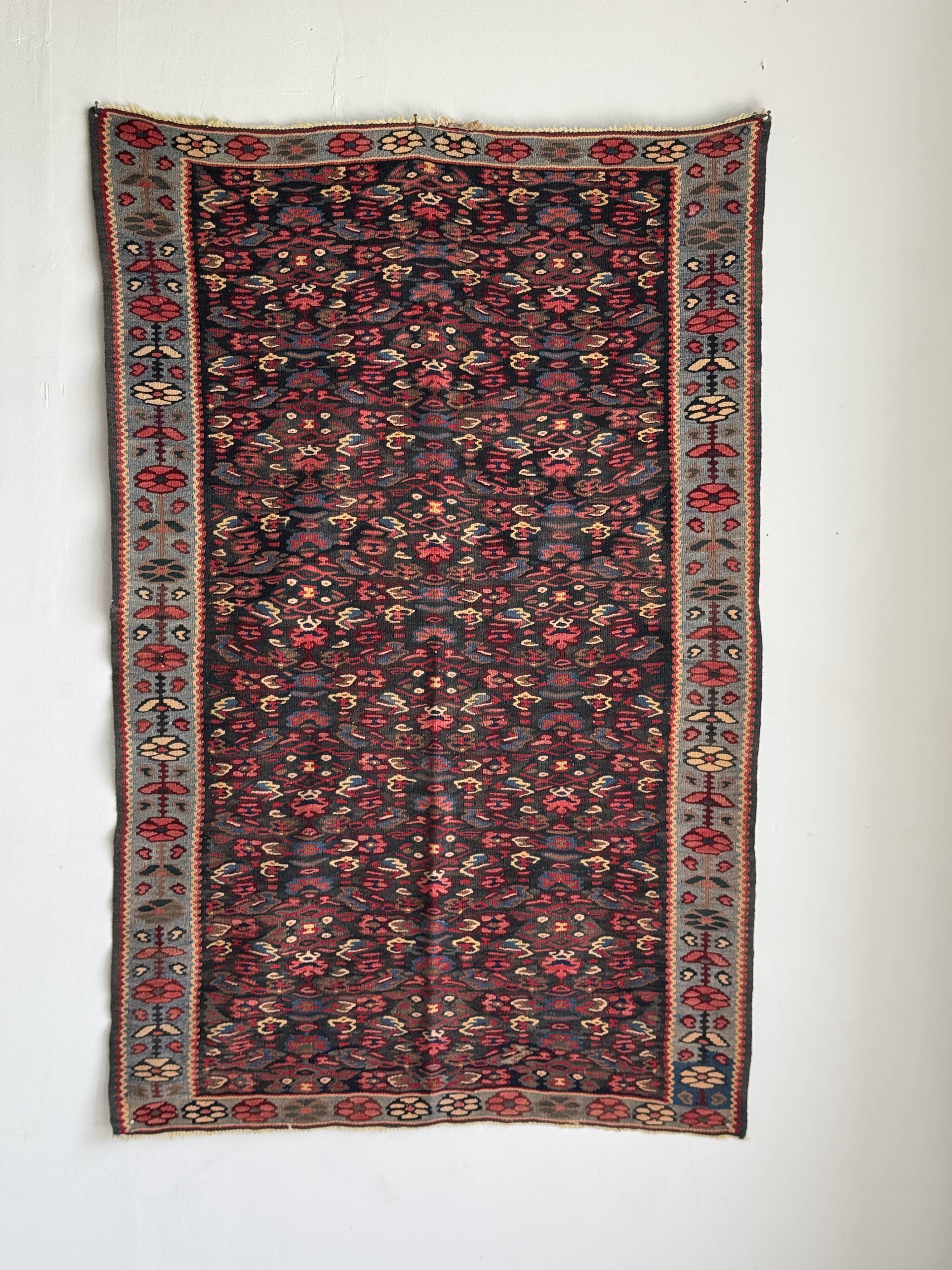 Iranian rug with stylised floral patterns in pink and blue, 155x105.