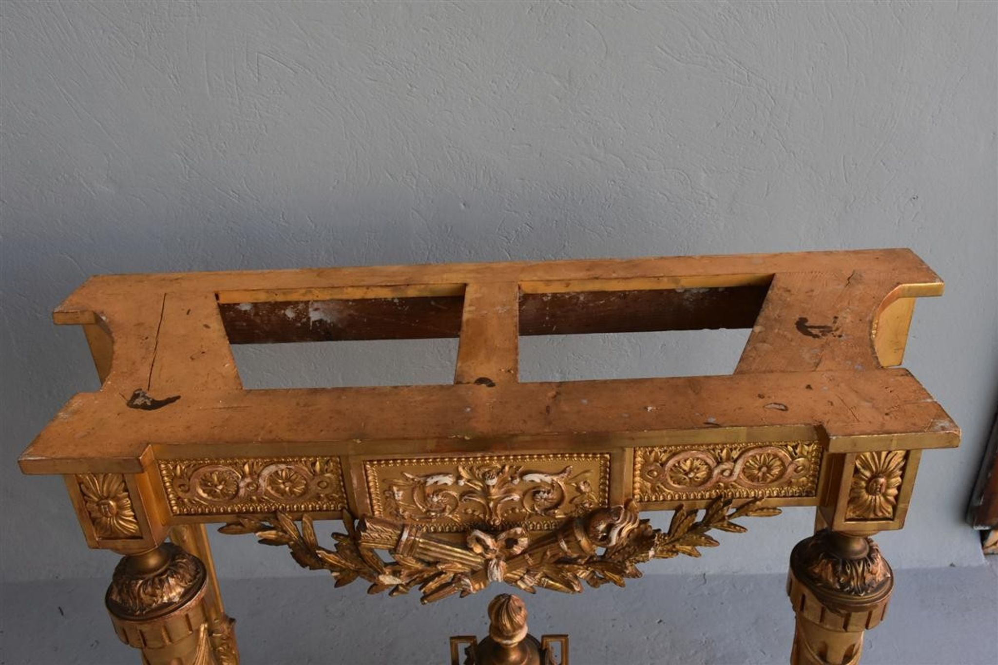 Console époque XIXème bois et stuc doré de style Louis XVI
