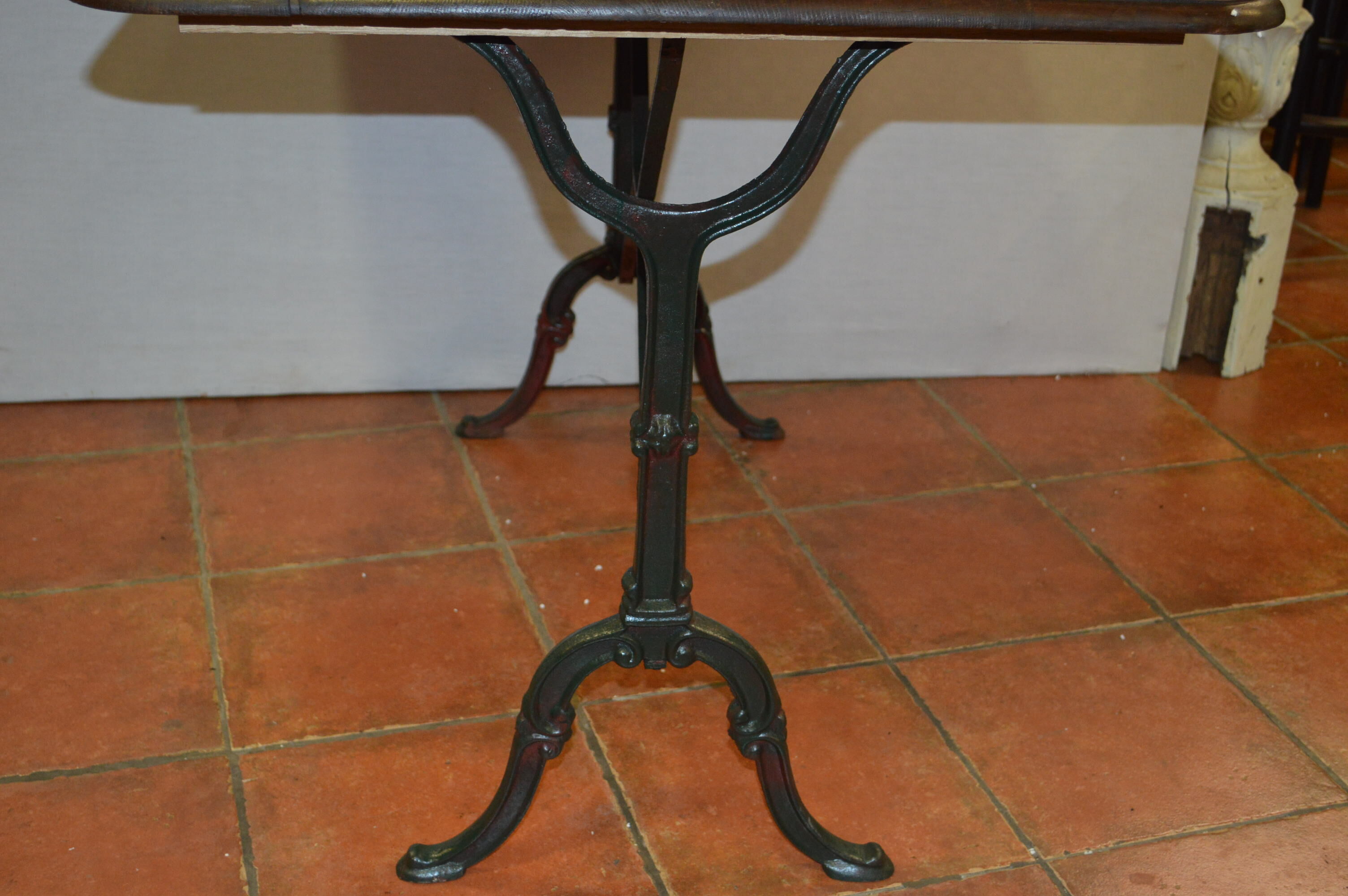 Table bistro with base in cast iron and top in oak