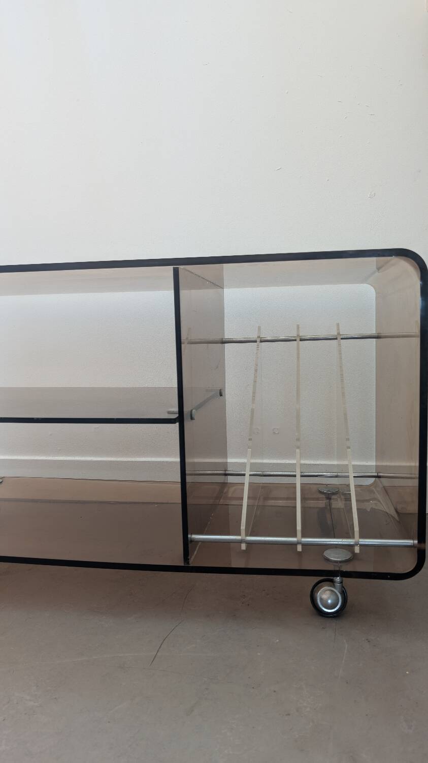 Table d'appoint en plexiglas fumé, années 70