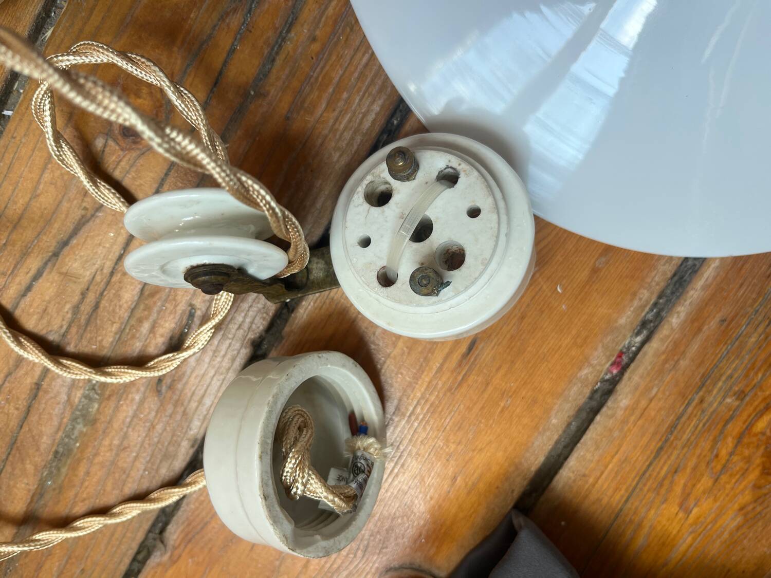 Antique opaline suspension, raised and lowered