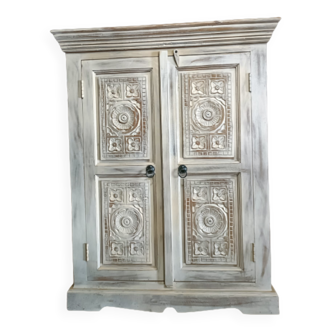 White chest of drawers