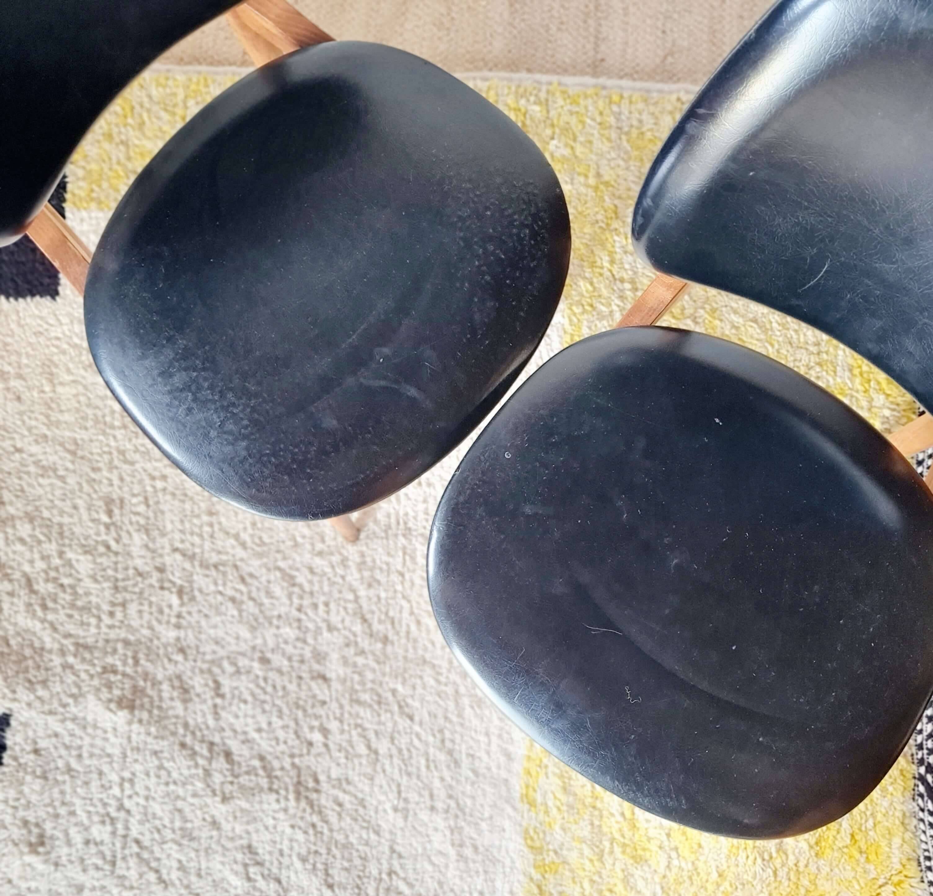 Paire de chaises vintage 1960 – Pieds compas & Simili-cuir noir