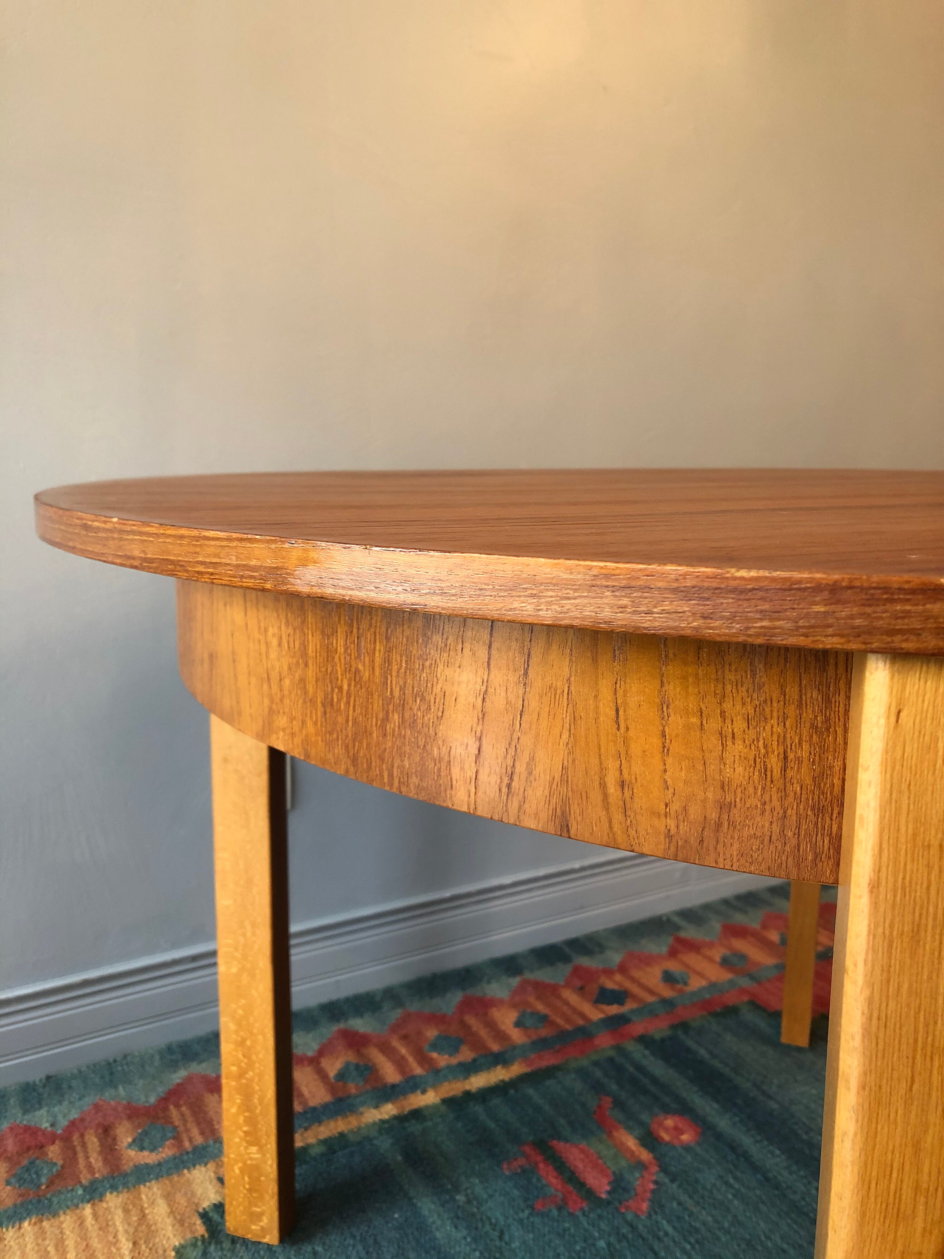 Vintage round table with built-in extension