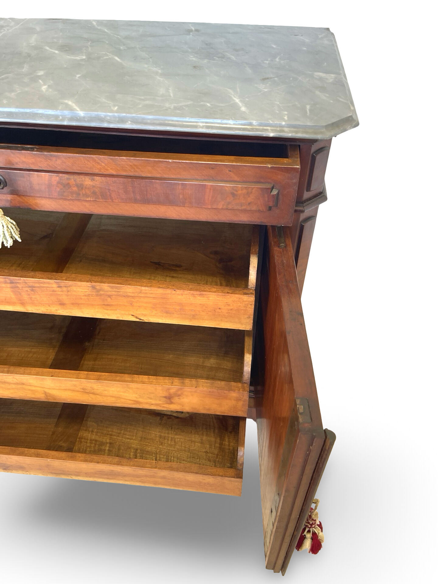 Commode Umbertino en acajou et noyer, 19e siècle.