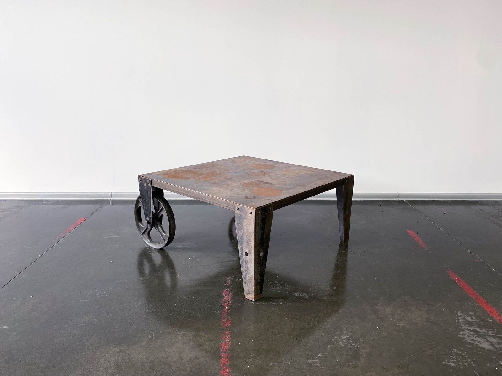 Table basse en acier industriel brutaliste
